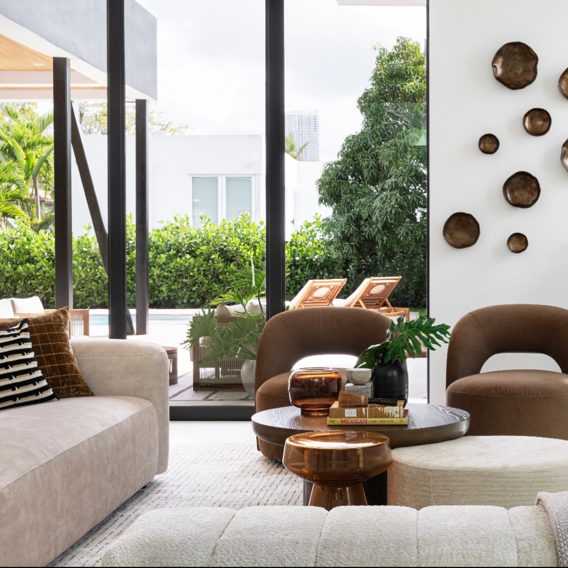Contemporary doesn’t have to feel cold.
Warm woods, sculptural forms, natural textures and pieces with personality soften the architecture and make this home feel collected rather than decorated.
Designed by C2 Concepts Interiors
Photography: @volpi_photographer
