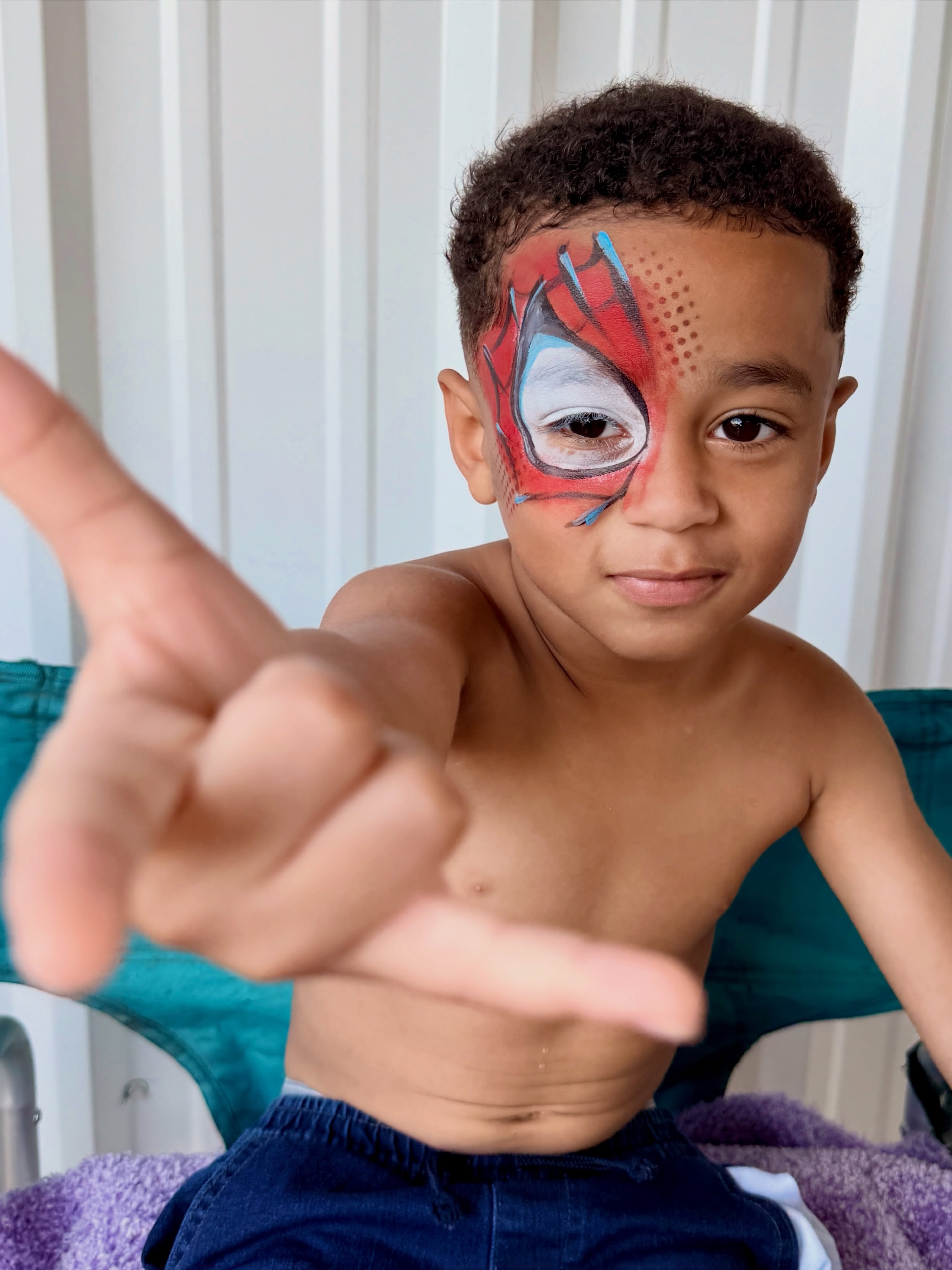 When the kid becomes the hero!!! One of my faves from today!
#waterprooffacepaint #facepainter #spidermanfacepaint #spiderman