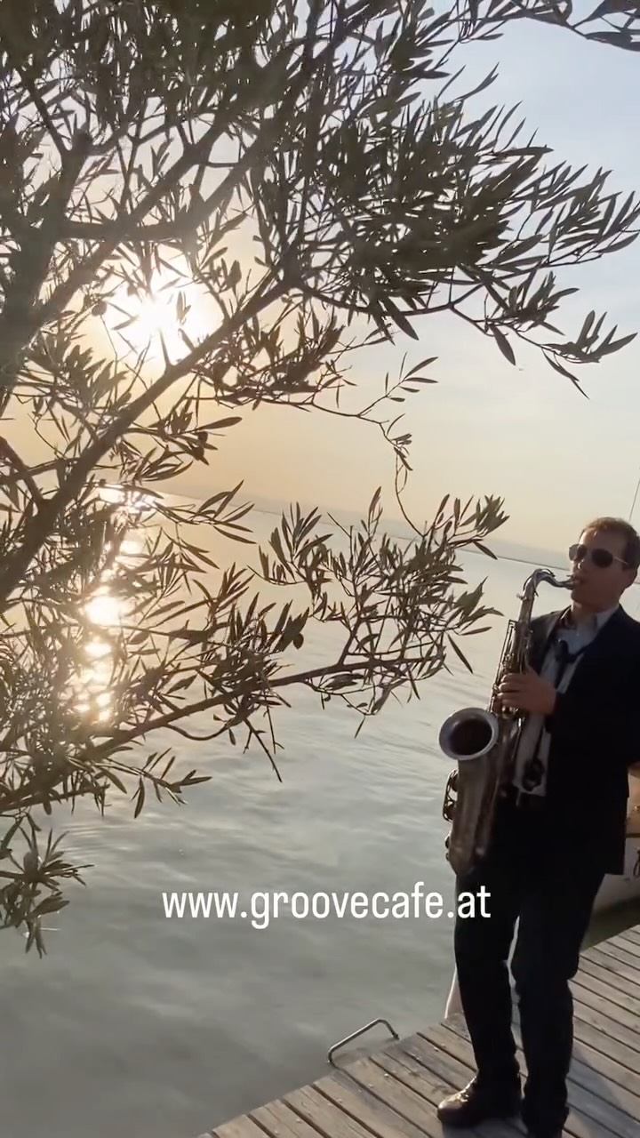 Sommer, Sonne, Saxophon 🎷 Unser @geraldselig der im Office vorab alle Gigs checkt, berät und euer #1 Ansprechpartner ist! Mit jahrelanger Erfahrung in diesem Business steht er euch bei Bandfragen und musikalischen Abläufen zur Seite. Was täten wir nur ohne unseren Mr. Saxobeat + Bandpapa 💖🎷PS: die aktuelle Hochzeitssaison ist in vollem Gange und die ersten Anfragen für nächstes Jahr trudeln bereits ein, meldet euch gerne 💖 #sax #saxmusic #event #liveband