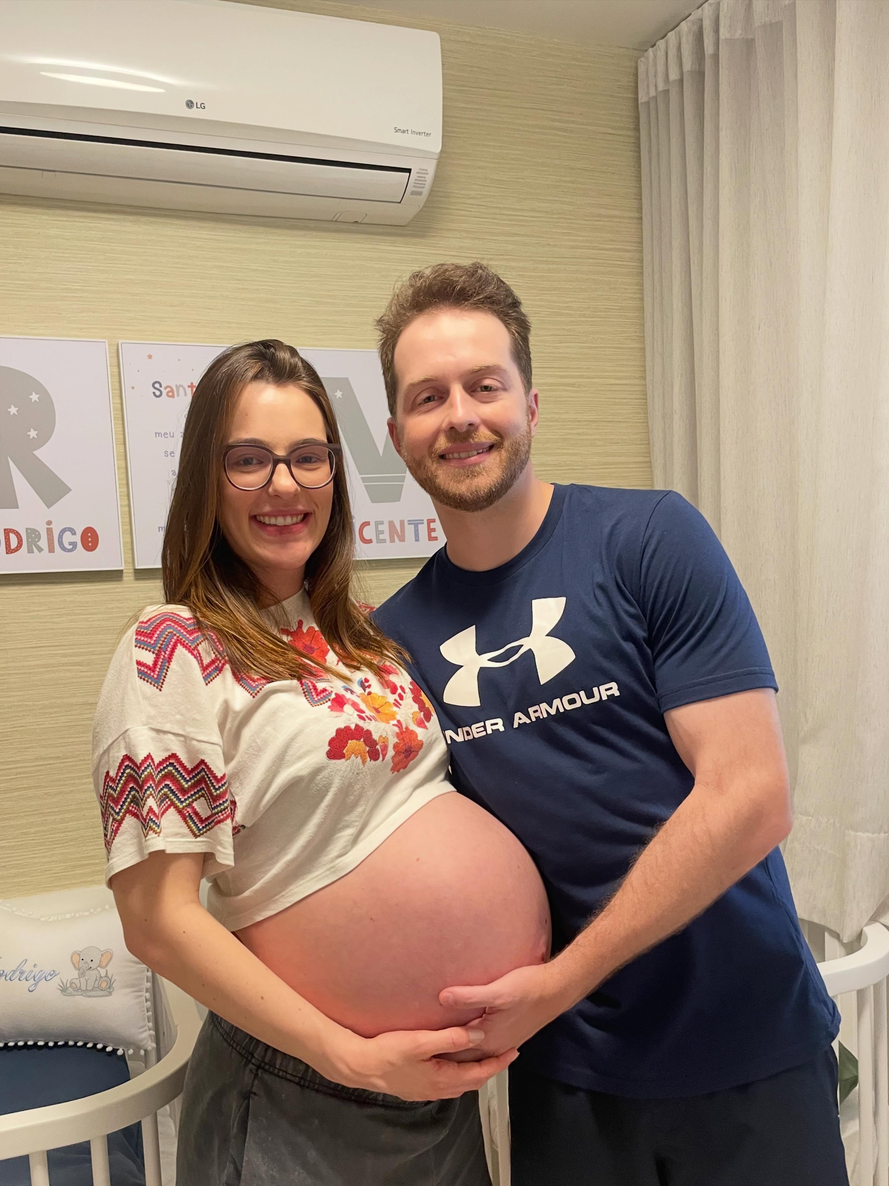 Feliz Dia dos Pais para o meu amor, pai de 3, que a cada dia se transforma e se torna cada vez mais um exemplo para os nossos amores! Minha admiração por você aumenta todos os dias! Te amo!
Parabéns a todos os pais e àqueles que exercem essa grande e bela missão ao pé da letra.
Parabéns especial ao meu pai, meu sogro, meu irmão e agora o mais novo pai da família, meu cunhado! 💙🥹
Feliz dia dos Pais!
