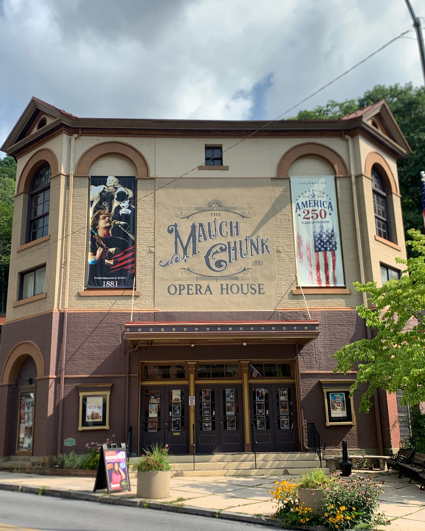 It’s a beautiful Sunday in Jim Thorpe! Duane Betts & Palmetto Motel hit the stage at 7:30 tonight.