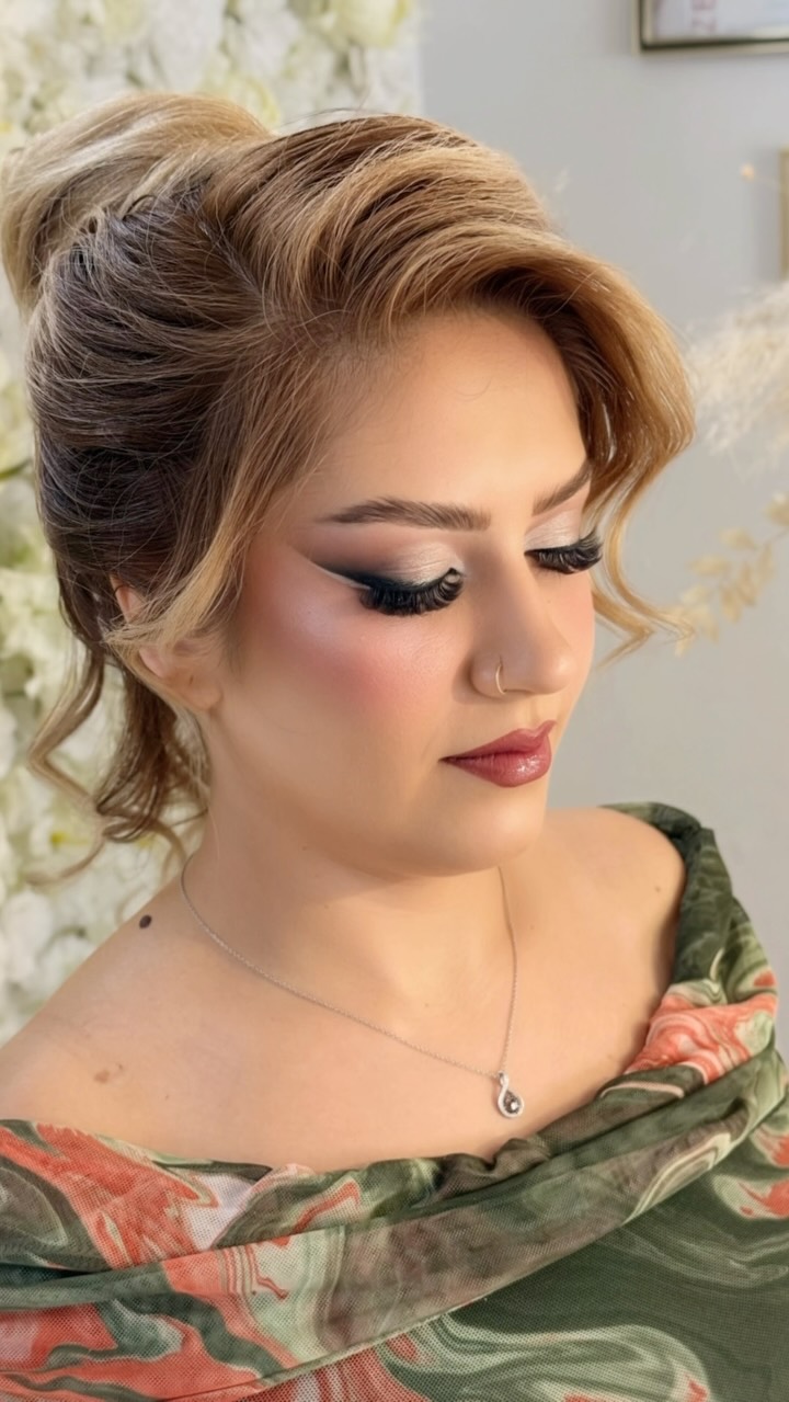 Before ✨ After — pure elegance.
Ein Look, der nicht nur begeistert, sondern glücklich macht. 🤍
✨ Makeup by Our team #afghanfashion #explorer #beforeandafter #afghanwedding_