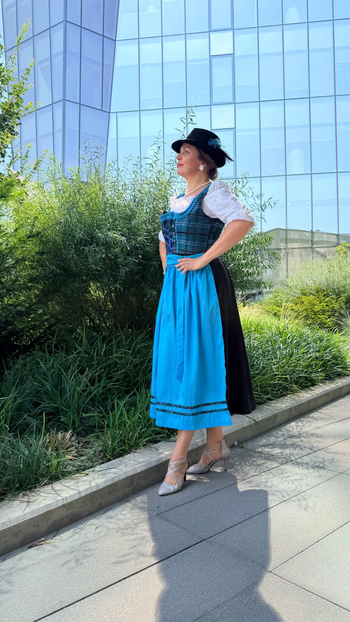 Ruošiantis Oktoberfestui svarbu ne tik tai, kokį „Dirndl“ išsirinksi, bet ir kurioje pusėje užriši prijuostės bantą. 🎀 Nes banto vieta gali išduoti tavo santykių statusą – ar esi laisva, užimta, ar šiuo metu neieškai santykių. Tad prieš rišant bantą atsimink šią Oktoberfesto taisyklę. 🍻