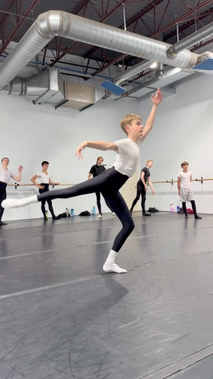 Working on the variation from fairy doll pas de trois with Artistic Director Bryce Lee 💪💥 Practice makes progress #themaledanceconnection #maledancer #ballet #dance #balletdancer
