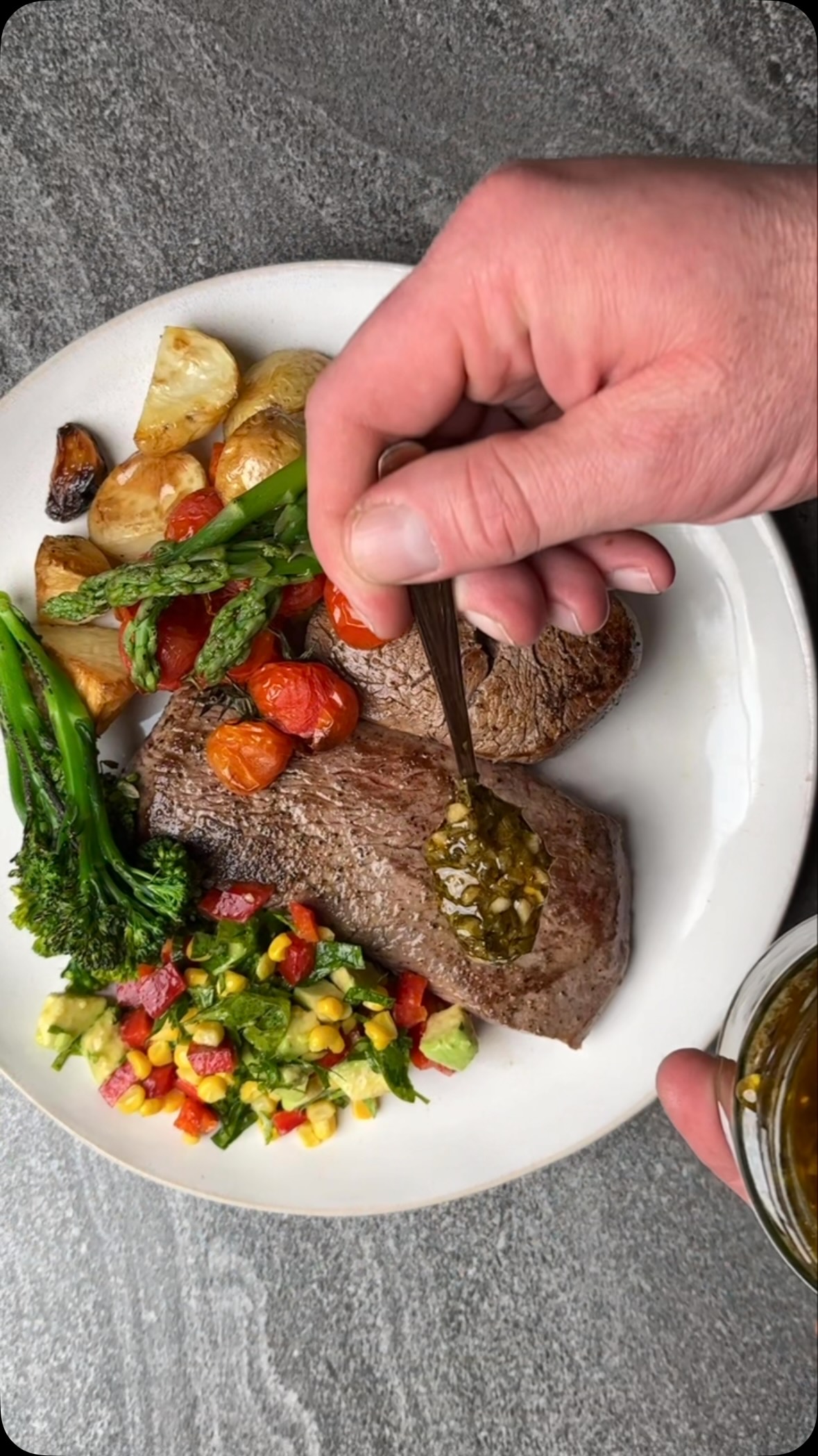 Took my steak dinner to another level with @sur.direct Argentinean chimichurri.
Seared off flank and eye fillet over a hot pan to a medium rare. On the plate was a corn, capsicum and avocado salsa, grilled asparagus, broccolini with garlic roasted potatoes and baby tomatoes. It was a meal for a very hungry Jimmy! Check out both chimichurri sauces, available at your local @harrisfarmmarkets ❤️
#chimmichurri #cookathome #steakdinner #argintineansauce #gifted