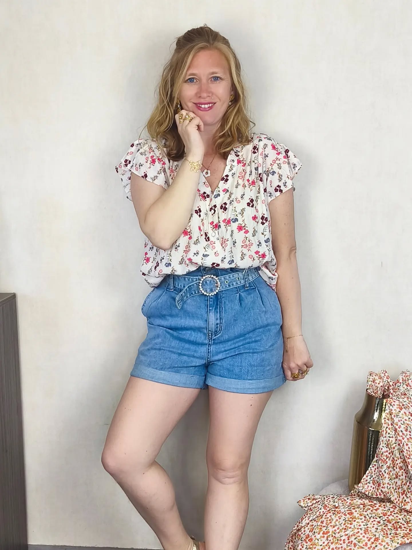💙 Mon coup de cœur de l'été ? Sans hésiter… ce short en jean.
Je l'ai emporté dans ma valise, je l'ai porté, porté… et reporté ! ☀️
Pourquoi je l'aime autant ?
✨ Parce qu'il est en jean, mais incroyablement souple et confortable.
✨ Parce qu'il s'associe avec absolument tout.
✨ Parce qu'il reste agréable à porter, même pendant les journées les plus chaudes.
C'est le genre de pièce qu'on enfile sans réfléchir et qui nous accompagne partout : en balade, au restaurant, en vacances ou tout simplement au quotidien.
Parfois, les meilleures pièces ne sont pas celles qui attirent le plus l'œil sur un portant… mais celles qu'on finit par porter tout l'été. 💙
Et celui-ci en fait clairement partie pour moi. 🥰
Toi aussi, tu as LA pièce que tu remets sans arrêt pendant l'été ? Dites-moi laquelle en commentaire. 💕
.
.
.
#shortenjean #ootfitoftheday #lookdete #boutiquevichy #mondchadeschoux