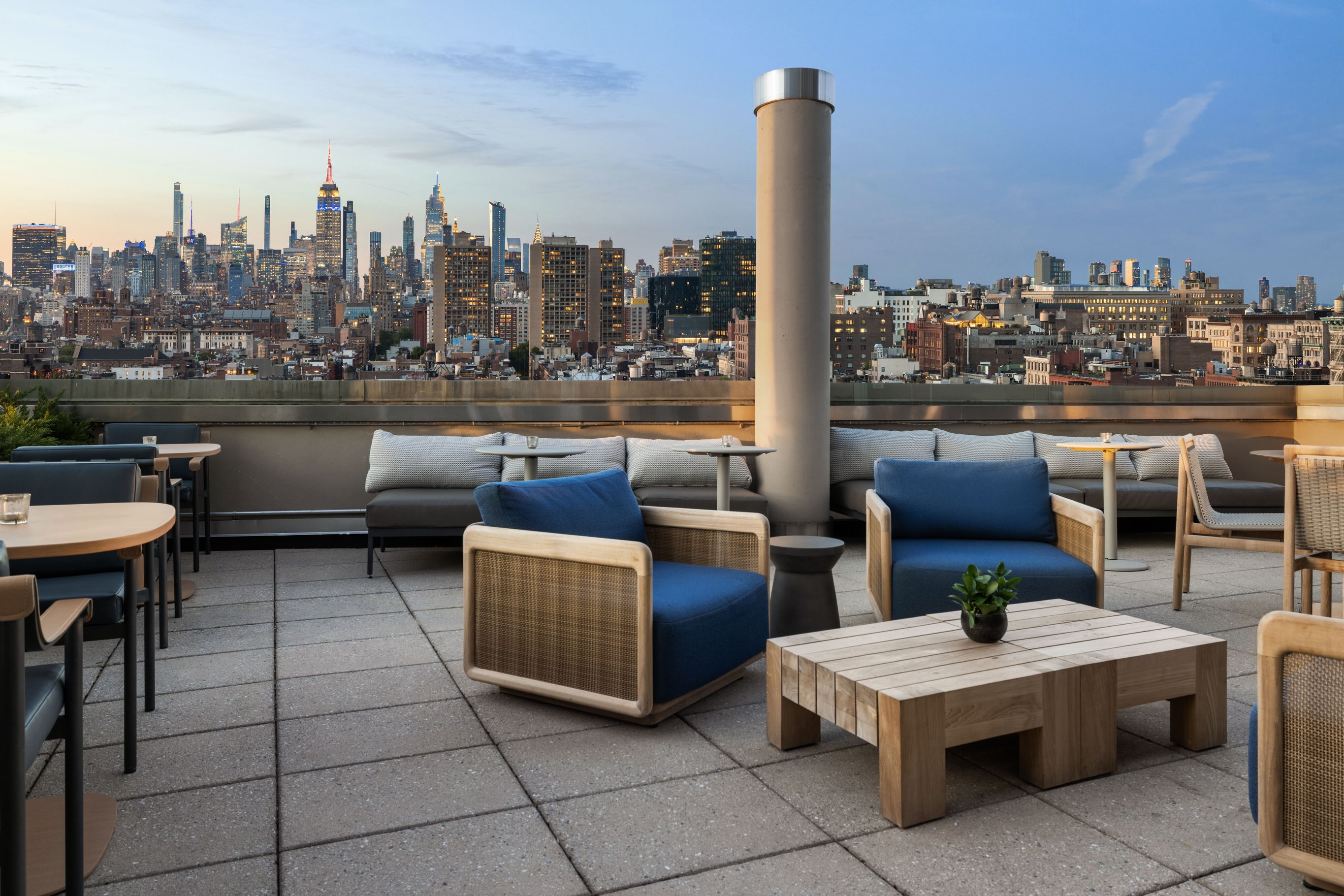 @carlibrinkmanpr is thrilled to announce that we now rep NYC's @sheratontribeca , which just revealed a multi-million-dollar revitalization, joining an exclusive group of just 82 hotels out of over 430 Sheratons worldwide to debut the brand's new design and guest experience. The new, modernized brand experience- which will be showcased in every Sheraton worldwide once the full brand redesign is complete- includes a reimagined lobby with community tables, private work booths, rentable studios with integrated technology, and a theater room, as well as a food and beverage concept called &More that seamlessly transitions from morning coffee to all-day dining and evening cocktails. The hotel also features 369 renovated guest rooms with standing desks and multifunctional amenities, a revamped fitness center, 1,400 sq ft of flex meeting space, and an updated Sheraton Club Lounge and beautifully refreshed terrace with unobstructed views of the Manhattan skyline- a very rare experience for this area of the City.
#media friends: please be in touch about an opportunity to preview the property- not only demonstrating the new Sheraton experience here in Tribeca, but soon also, in Sheratons around the world 🏢 🌎
