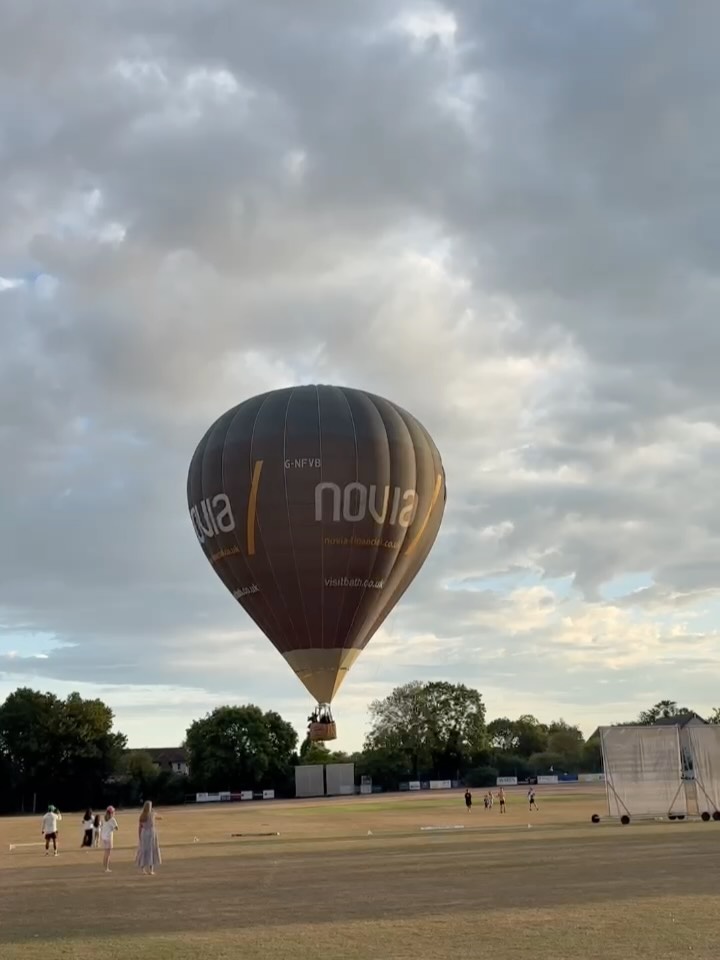 We had our own little Balloon Fiesta display this evening! 🎈😍 They even managed to avoid the square! 👏