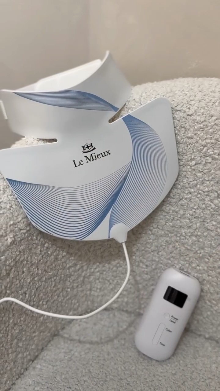 Your neck may be aging faster than your face. So why stop your skincare at the jawline?
The new @lemieux BioSculpt LED Mask is a hero treatment designed to bring the benefits of LED light therapy to the neck & décolleté, helping extend that post-facial glow beyond the face.
Because great skincare doesn’t stop at the jawline. 🤍
Booking 🔗 www.ricozybeauty.com
Contact 📩 info@ricozybeauty.com.
Location📍300 E Colorado Blvd, Unit 241, Studio 409, Pasadena CA 91101 (Located inside Salon Republic Pasadena at The Paseo)
#facial #skincare #ledlighttherapy #esthetician #pasadena