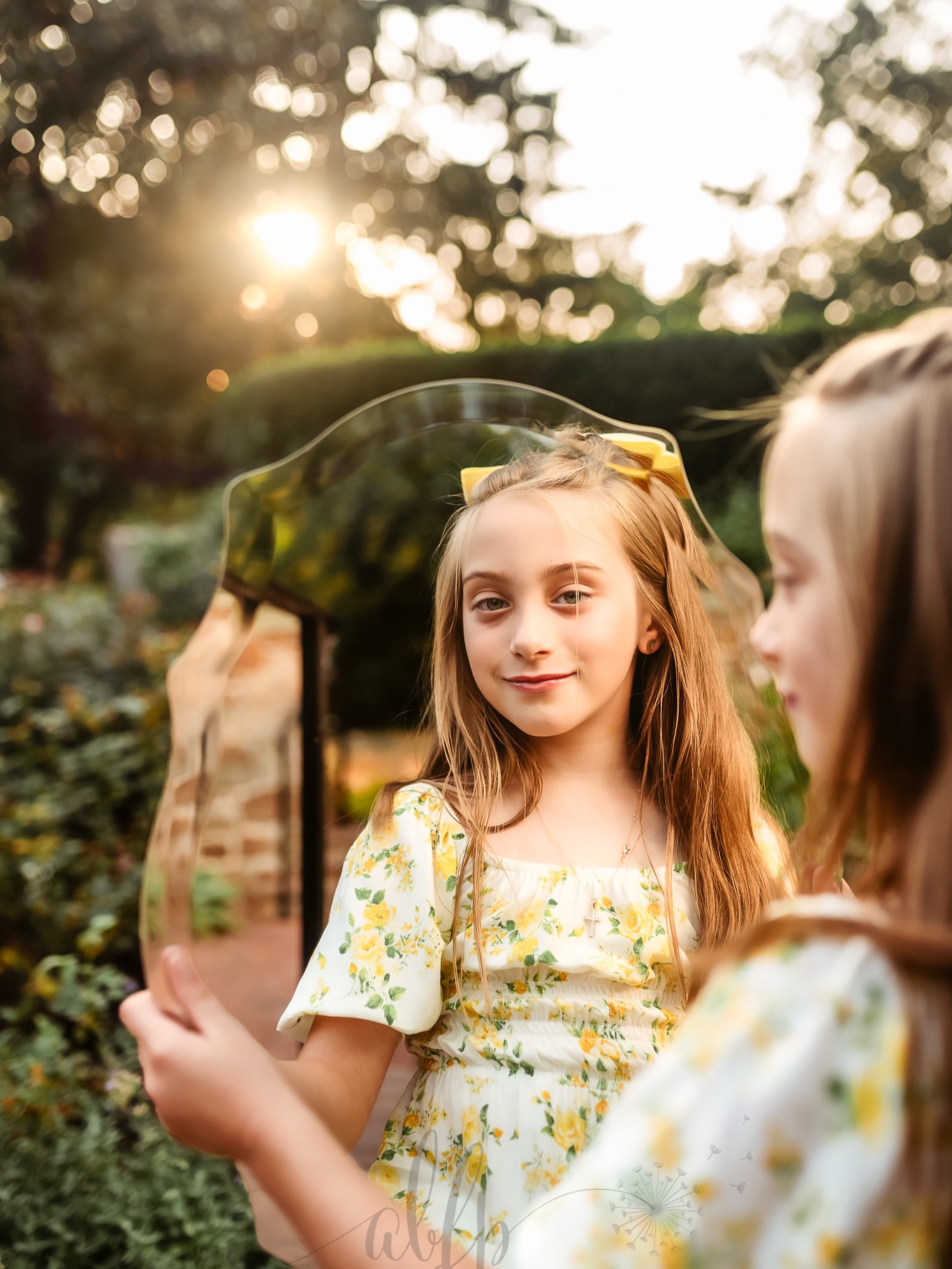 Being 8 looks pretty magical from where I’m standing.🪄✨
Flowers in her hair, petals in the air, running through gardens, smiling at her reflection, and approximately 847 ideas from me because apparently I have no self-control When the light is this good 😬😂
Happy 8th birthday, Helena! @icurn1116