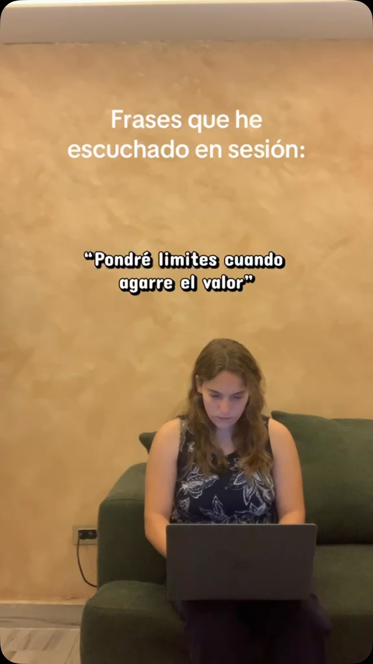 Esperar a que “todo esté perfecto” para empezar a vivir solo nos resta momentos valiosos. La valentía, la confianza y el bienestar no llegan mágicamente al final del camino, se construyen a diario, pasito a pasito y en medio de la duda.
✨ No dejes tu vida en suspenso mientras esperas el momento ideal. Hoy también cuenta.
¿Qué pequeña acción vas a tomar hoy por ti, aunque tengas un poco de miedo? Cuéntame en los comentarios 👇🤍
#saludmental #bienestaremocional🧘🏻♀️💜 #amorpropio #psicologosmonterrey