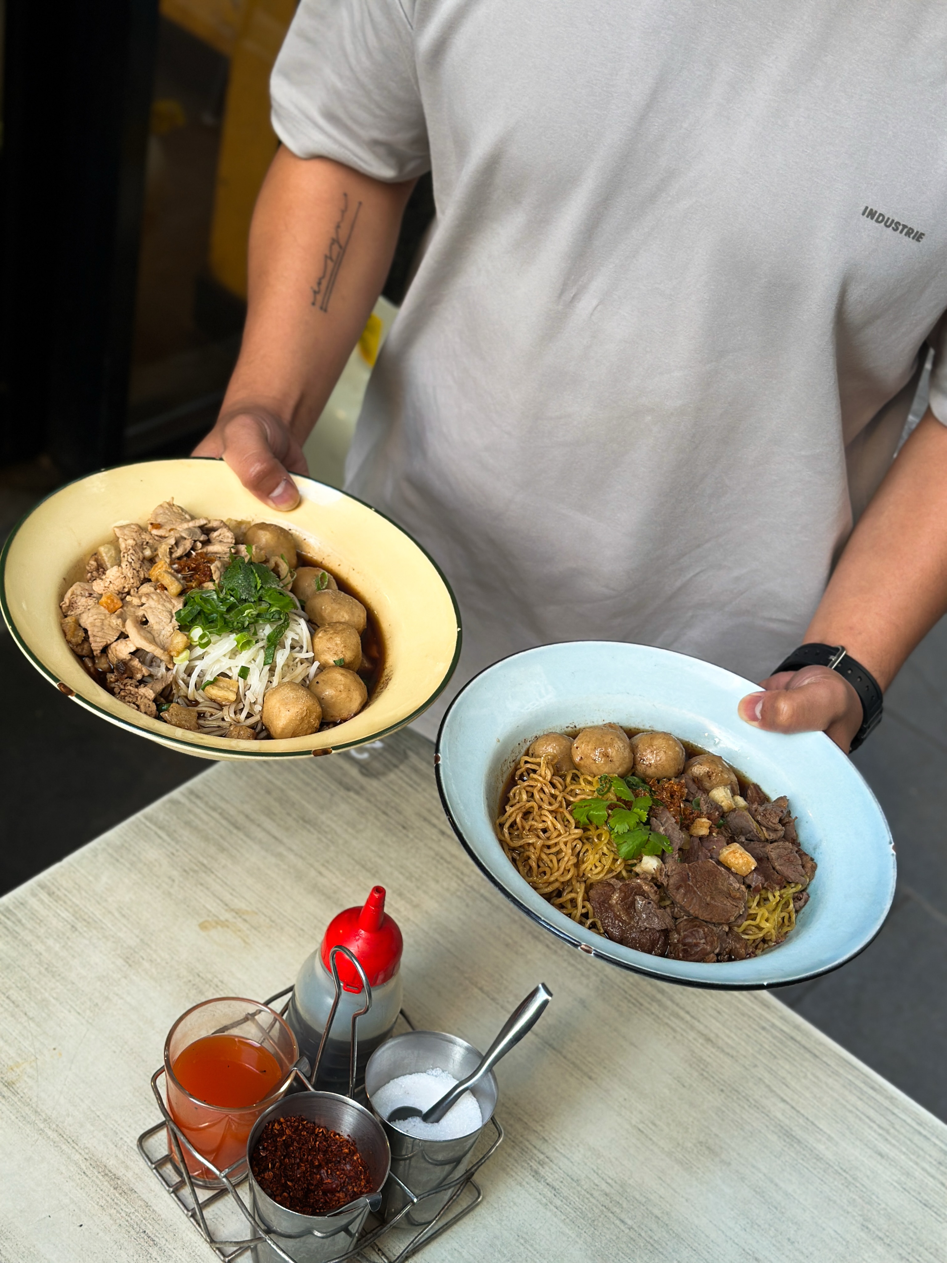 Buy 1, get 1 FREE during supper at Yok Yor! Only $17.9 for 2, 9:30pm until late!
Choose pork or beef, soup or dry, and bring someone hungry, or keep both for yourself 👀😂
Available for dine in only, for a limited time.
Come get your late night noodle fix! 🌙🥢