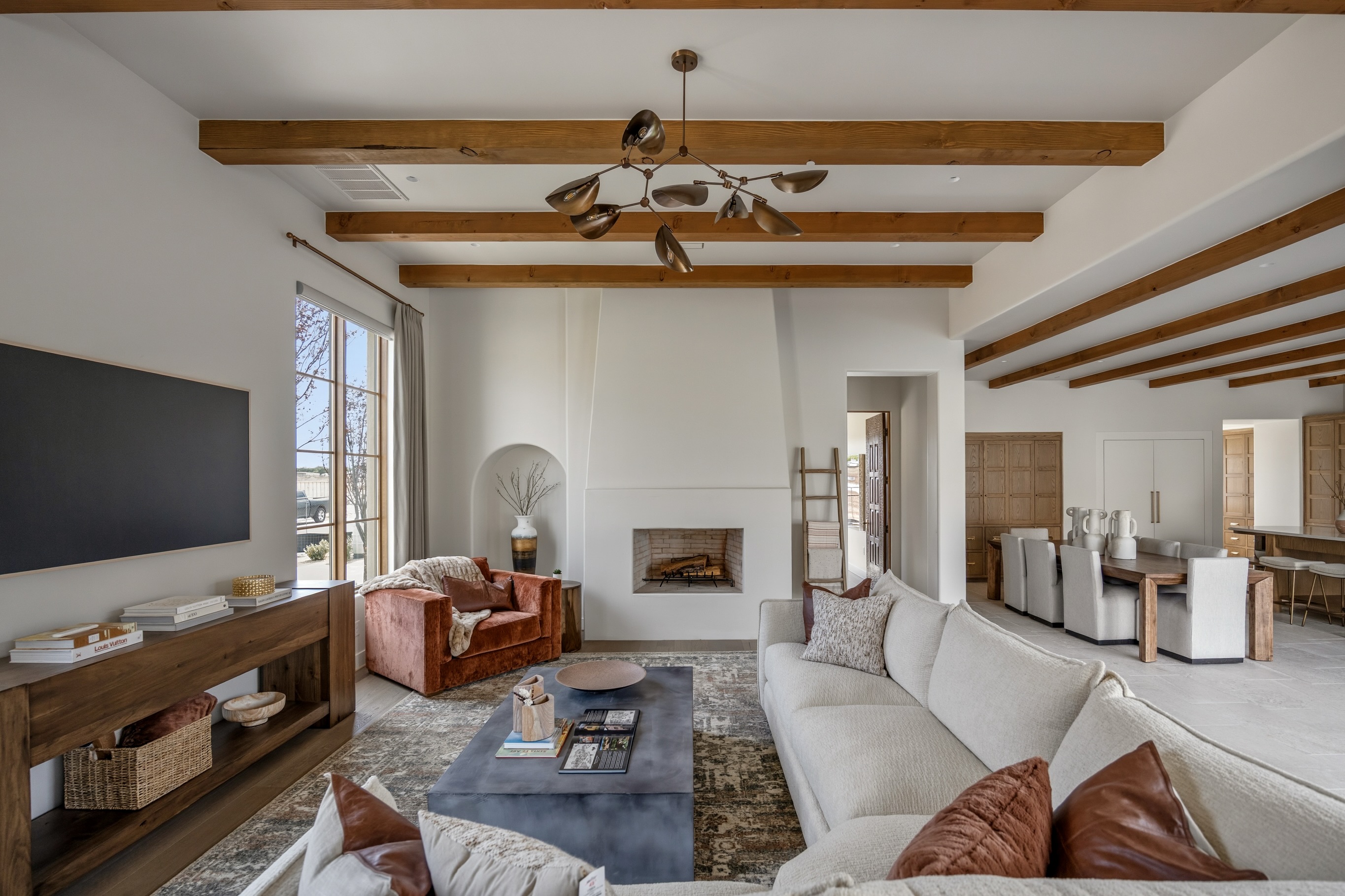 When we designed this home, we wanted the living room to feel like a destination not the first thing you see when you walk through the front door.
Instead, the home gradually unfolds. The glass hallway creates a quiet transition before opening into a space that feels welcoming. From there, every design decision was made to create balance. The living room and kitchen remain visually connected, encouraging everyday living and entertaining, while still allowing each space to have its own identity.
Builder: @derekcooperconstruction
Subdivision: @redfeathergc
Media: @ashleyadamsmedia