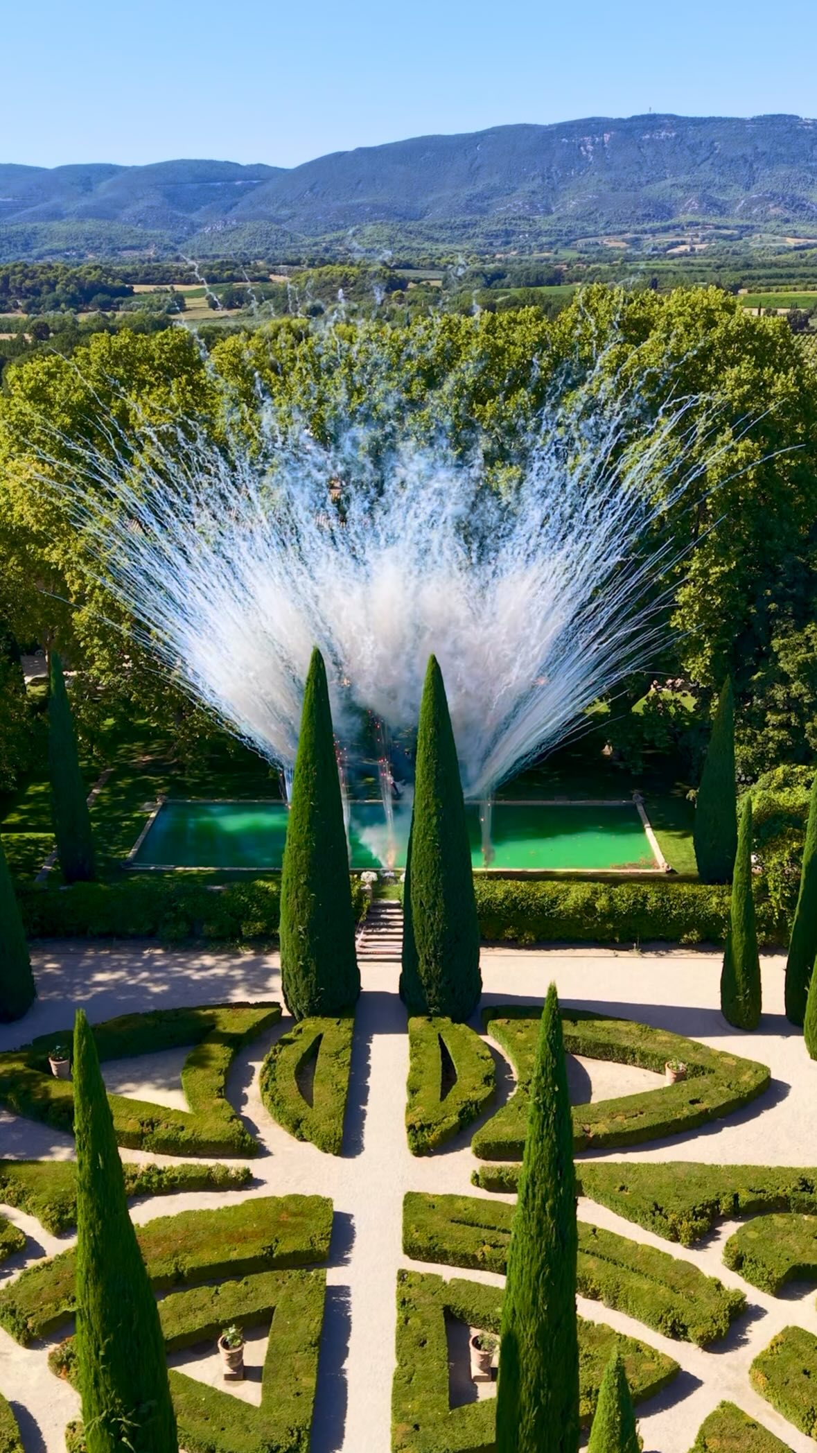 ✨ Un final tout en blanc au Château de Sannes ✨
Pour ce mariage, nous avons imaginé un show de feux de jour entièrement blanc, mêlant élégance et intensité.
Un éventail déclenché en séquentiel pour créer un mouvement progressif et spectaculaire, accompagné d’un mur de jets étincelants blancs pour encadrer les mariés et donner toute sa puissance au final. 🤍
Un rendu lumineux et raffiné dans le magnifique cadre du Château de Sannes, au cœur du Luberon.
🔥 Feux de jour sur mesure — Poudre d’Éclat Events
@gioia.visuals @as_evenementiel @chateaudesannes @mademoiselle_events
#PoudreDEclatEvents #FeuxDeJour #MariageProvence #ChateauDeSannes #WeddingFrance