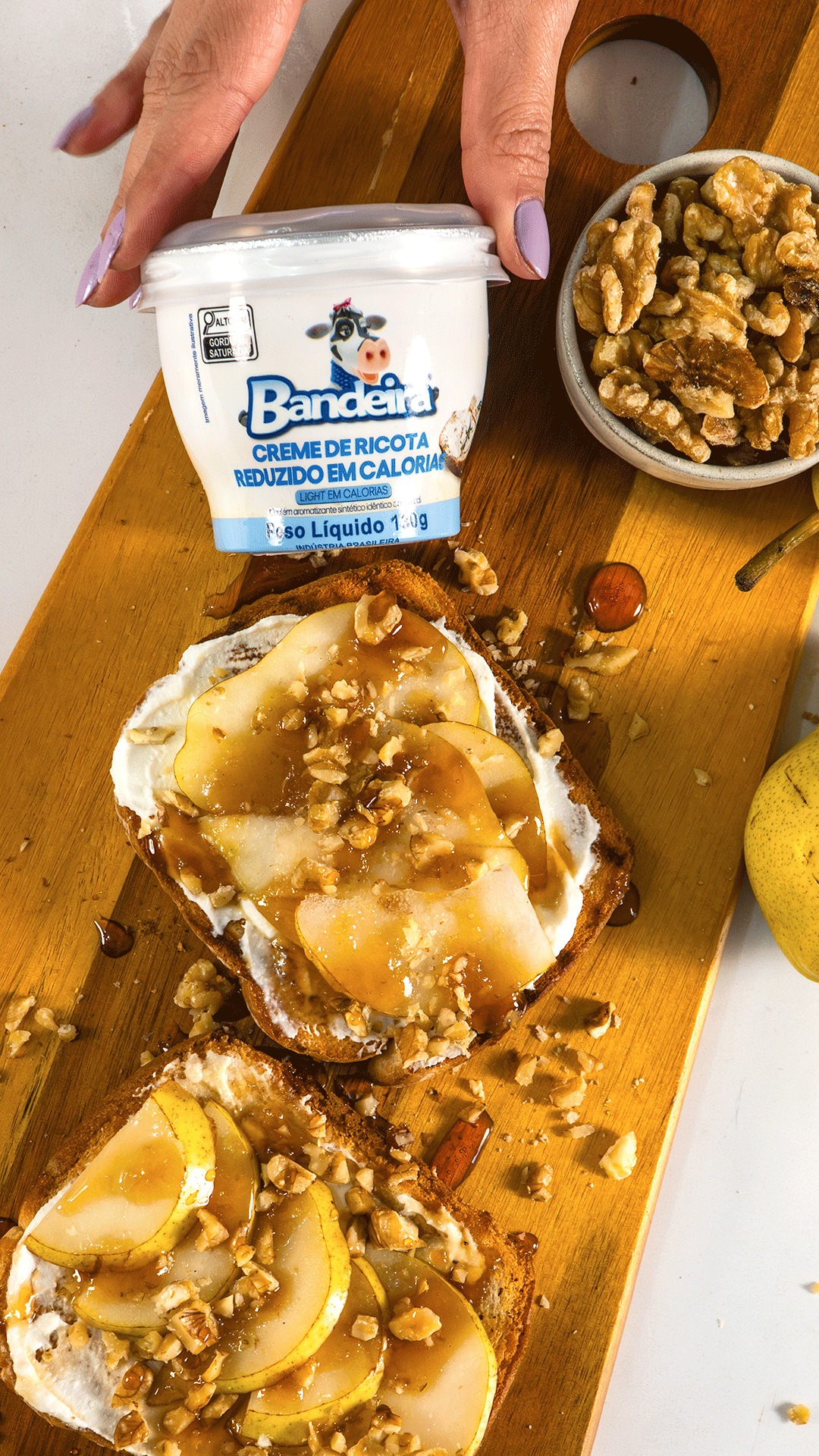 Essa receita simples reúne tudo que buscamos no equilíbrio: praticidade pra quem tem a rotina corrida, nutrientes pra começar o dia bem e sabor de sobra pra tornar essa refeição um verdadeiro momento de prazer.
Poucos minutos de preparo, muitos minutos de satisfação.
Torrada, creme de ricota, pera e uma pitada de equilíbrio