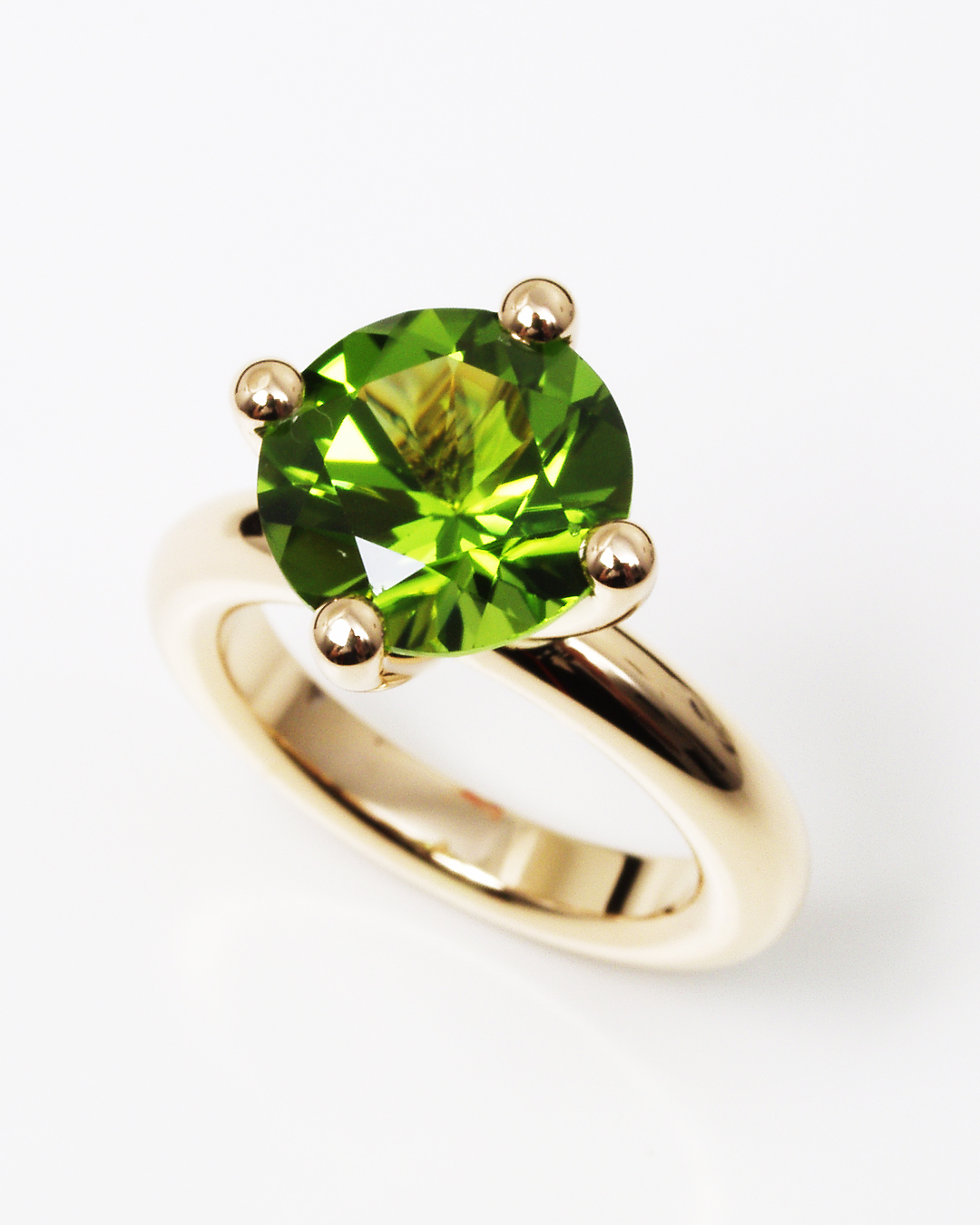 Ringe von Erich Zimmermann. Grüner Ring "Princess", 750 Gelbgold, Peridot und Ringe "Princess", in 750 Weißgold mit Amethyst / 750 Gelbgold mit Feueropal / 750 Weißgold mit Rhodolit.
Rings by Erich Zimmermann. Green “Princess” ring, 750 yellow gold, peridot, and “Princess” rings in 750 white gold with amethyst / 750 yellow gold with fire opal / 750 white gold with rhodolite.
#erichzimmermann #goldschmiedekunst #luxusschmuck #ringdesign #edelsteinschmuck #peridot #feueropal #amethyst #rhodolith #goldschmiede #statementring #farbedelsteine #finejewelry #schmuckmanufaktur