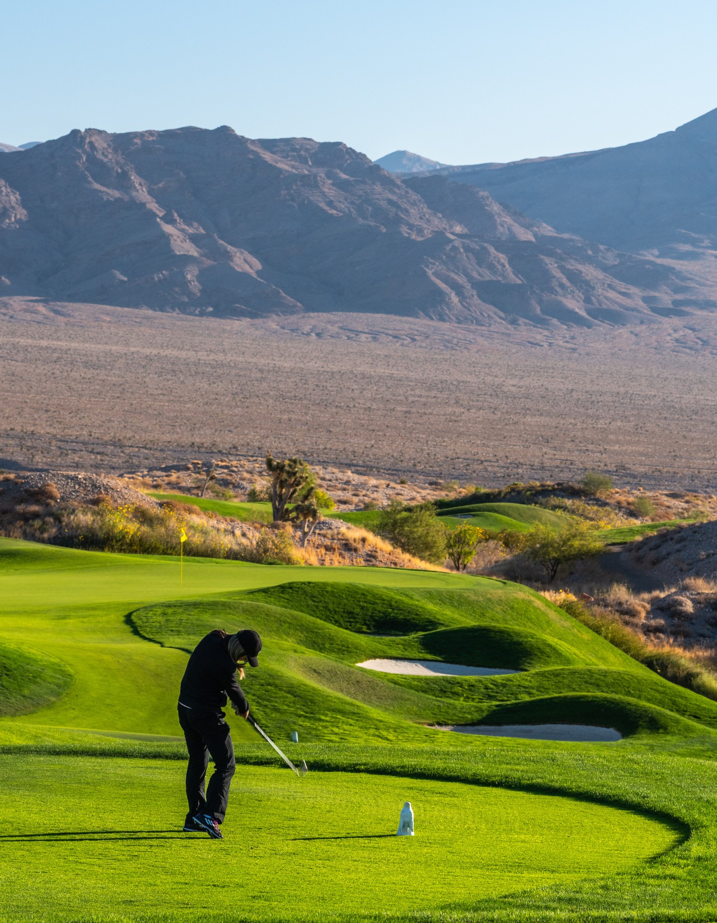 Think Par 3s are the easy holes? Not at the Las Vegas Paiute. ⛳
Wolf’s 8th is a downhill beauty that drops 40 feet into a waste bunker if you miss right. Aim left, trust the slope, and hope the mountains distract you just enough.
Pete Dye didn’t design these for birdie parties — he designed them to make you earn every par.
#golf #desertgolf #lasvegasgolf #petedye #lvpaiutegolf