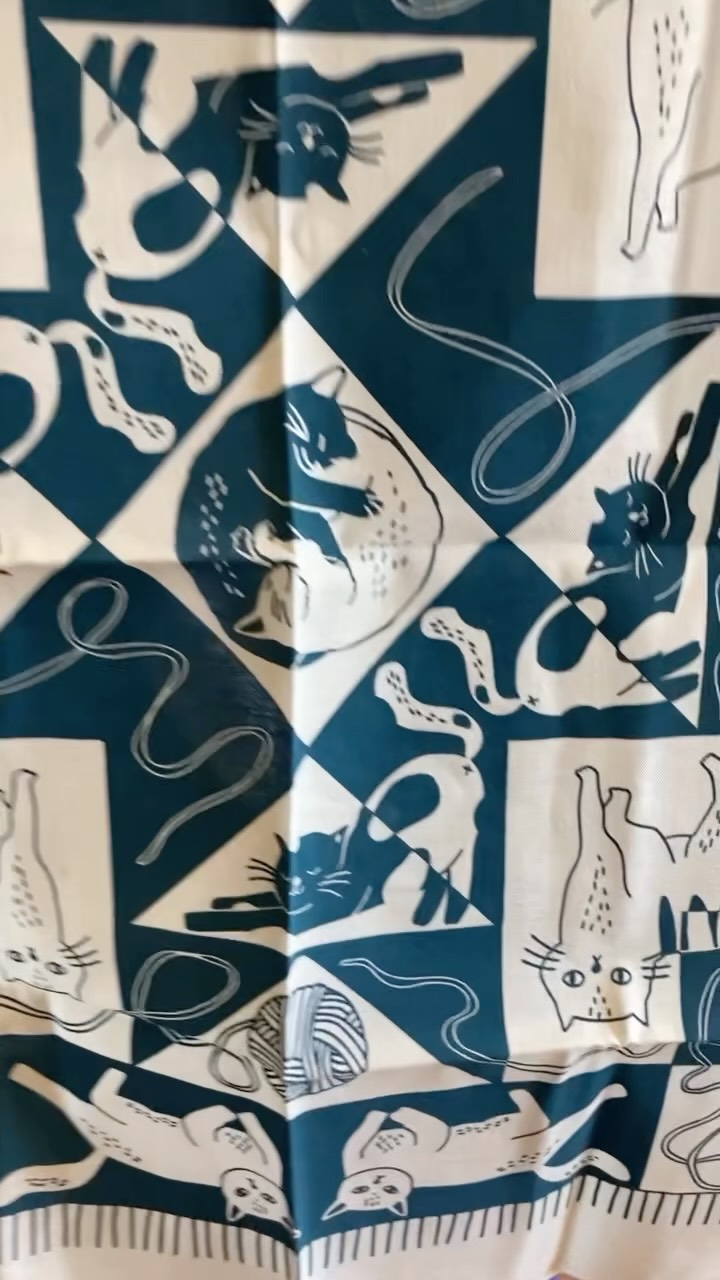 The perfect bandana for all the cat lovers out there 💜
.
.
.
#cats #catlover #bandana