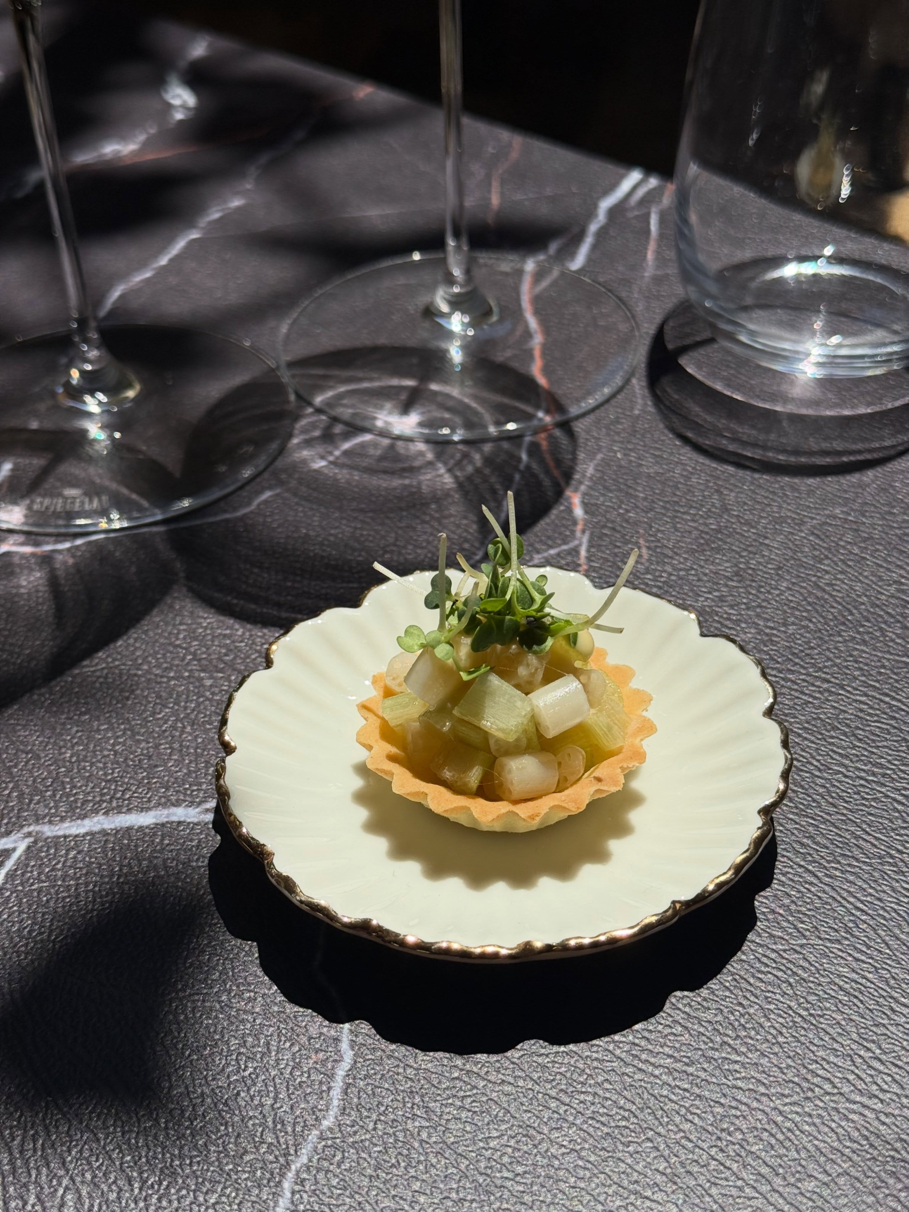 Menu du Soir - l’Eveil du Lotus Vert
Au cœur de la période de la Grande Chaleur, lorsque l’été atteint son apogée, cette bouchée fraîche et croquante réveille délicatement le palais. Les jeunes tiges de taro fraîches rencontrent les pousses de lotus marinées, dont l’acidité légère et les notes fermentaires apportent vivacité et fraîcheur. Servie dans une fine tarte croustillante, cette création évoque une goutte de rosée reposant sur une feuille de lotus sous la brise estivale. Une entrée légère, acidulée et désaltérante qui ouvre le repas avec élégance.
Selon la tradition alimentaire chinoise, la période de la Grande Chaleur privilégie les aliments capables d’apporter fraîcheur, hydratation et légèreté.
• Les jeunes tiges de taro, riches en fibres et en minéraux, offrent une texture
tendre et participent au confort digestif.
• Les pousses de lotus, gorgées d’eau et naturellement croquantes, sont appréciées en été pour leur caractère rafraîchissant et désaltérant.
• Leur légère fermentation lactique apporte une agréable vivacité gustative qui stimule l’appétit et aide à mieux supporter les chaleurs estivales.
📝 Réservation : www.bistrowu.com
#aixenprovence #aixmaville #ete #vacances #aixmarseille