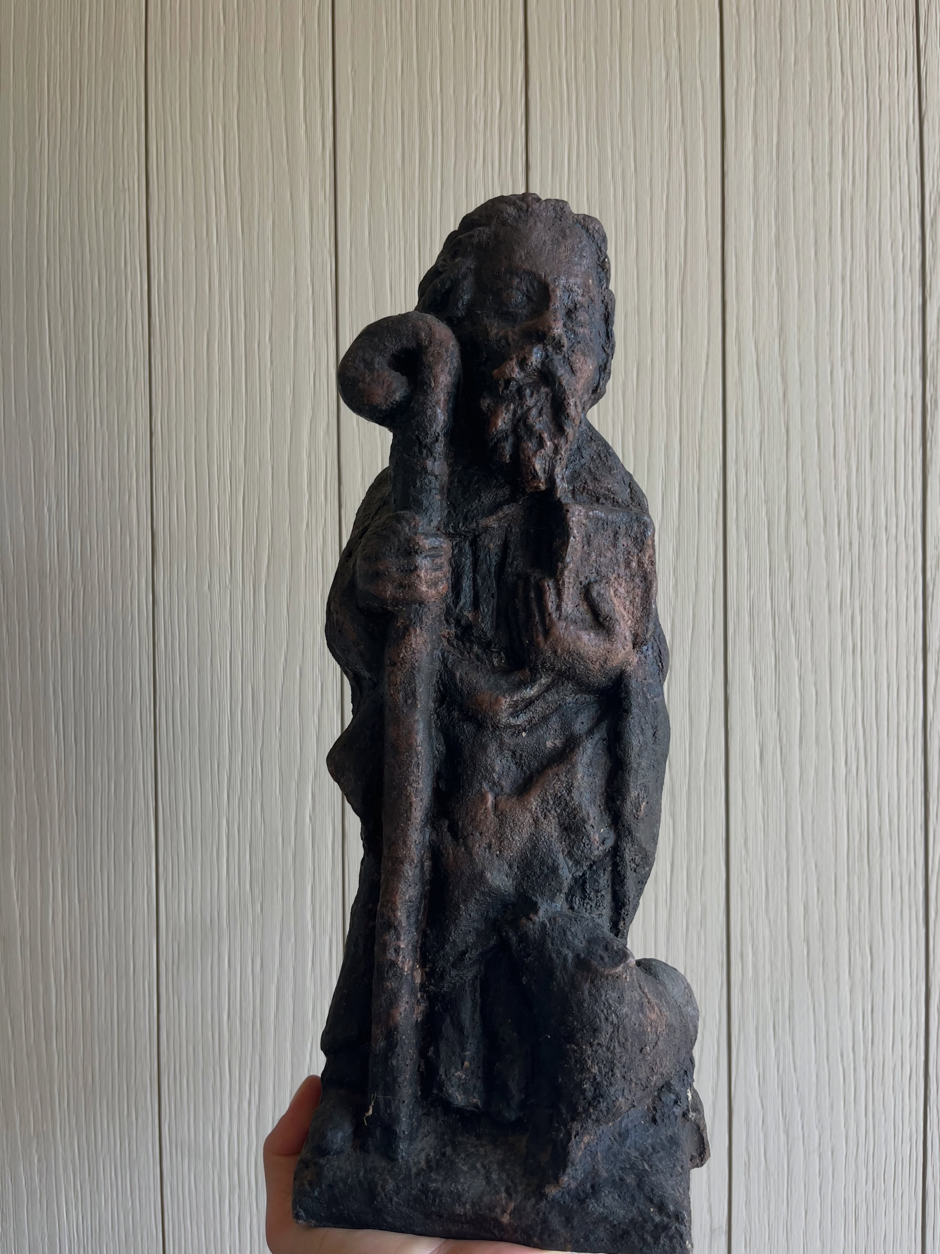 Esta escultura misteriosa faz parte da história da Quinta. Foi deixada à família como legado. Não trazia instruções, mas quem nos conhece sabe que adoramos decifrar símbolos! 😉 Trata-se de Santo Antão do Deserto, o protetor do campo.
Cada detalhe dele esconde um significado profundo:
- O Livro: A sabedoria que o silêncio da Natureza nos traz.
- O Cajado: O amparo e a firmeza no nosso caminho.
- O Porquinho: A proteção dos animais e a harmonia com os nossos instintos.
É um verdadeiro guardião que nos foi deixado certamente por uma bela razão.🪵🤍
Já tinha reparado neste guardião na sua última visita?
__
EN
This mysterious sculpture is part of the Quinta’s history. It was left as a legacy to the family. It didn’t come with instructions, but those who know us know that we love deciphering symbols! 😉 This is Saint Anthony of the Desert, the protector of the countryside.
Every detail of his figure hides a deep meaning:
- The Book: The wisdom that the silence of Nature brings us.
- The Staff: Support and steadiness on our journey.
- The Little Pig: The protection of animals and harmony with our instincts.
He is a true guardian, left to us surely for a beautiful reason. 🪵🤍
Had you already noticed this guardian on your last visit?
#QuintaDosEncados #SantaAntao #RegiaoDemarcadaDosVinhosVerdes #decordetail