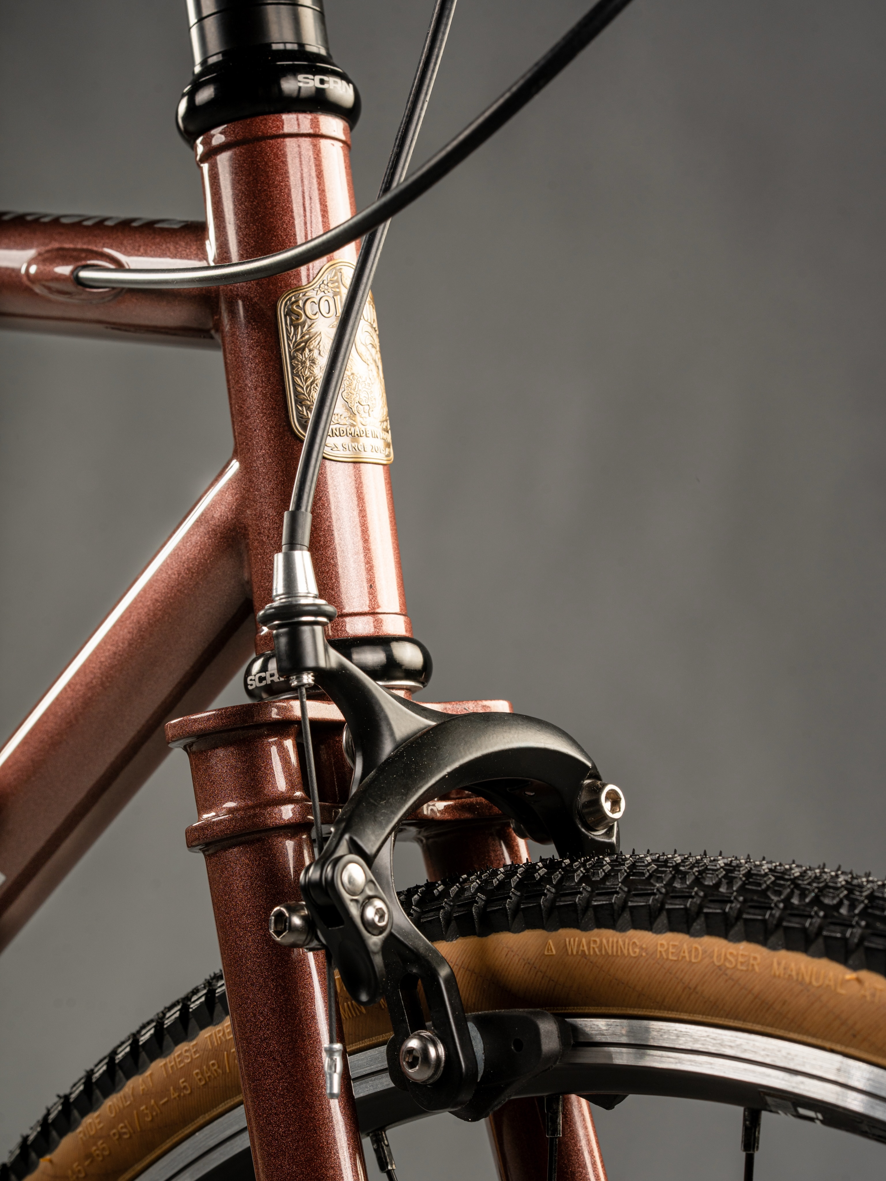 #TRACKLOCROSS
Reynolds Double-butted chromoly frame.
Biplanar fork.
37C tire clearance.
Horizontal dropout.
Dual-pivot brake mounts.
#Thisistracklocross
No gears. No rules.
Just you, the streets, and the chaos you crave.
Skids, laughs, and zero pressure —
This is tracklocross.
All fun. No nonsense.
Ride free. Ride wild. Ride with love.
📸: @tap_socials