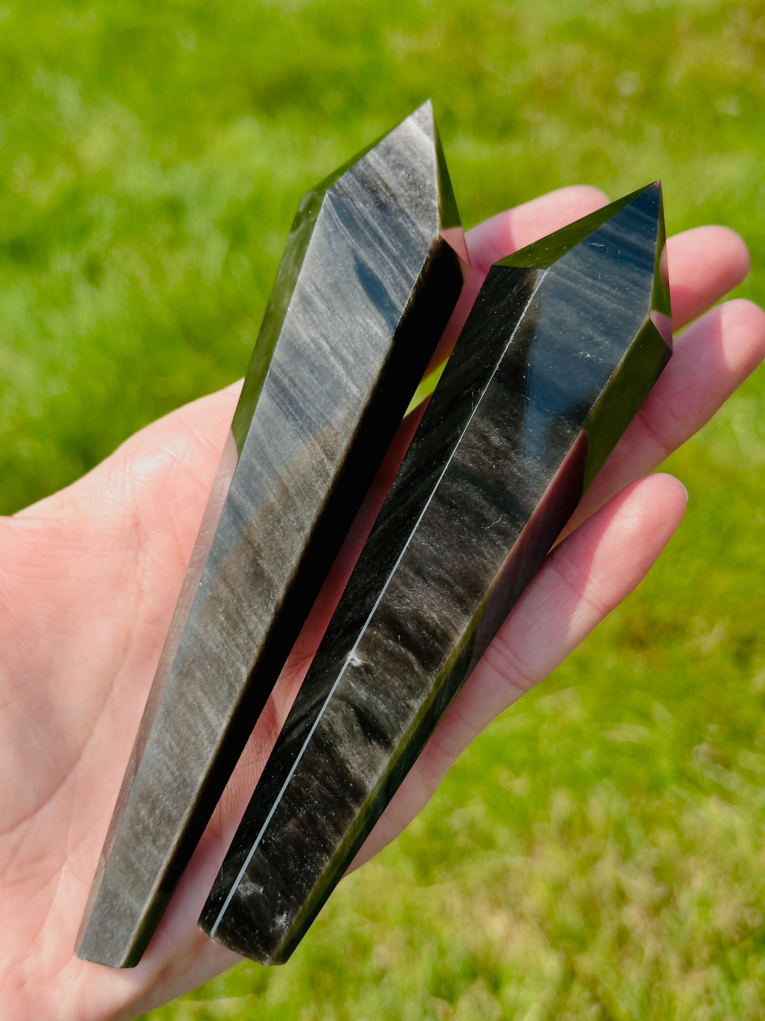 Silver sheen obsidian scepter Energy Shield: Absorbs and blocks negative frequencies, shielding your aura from psychic drain. Balancing deep earth grounding with high intuitive clarity. It acts as a psychic mirror, helping you face inner truths, clear emotional blockages, and deflect negative energies while supporting confident self-expression.