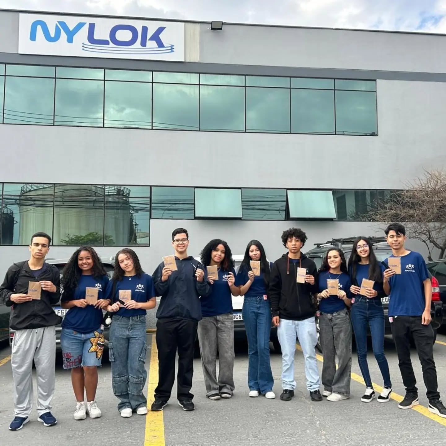 Nossos adolescentes tiveram a oportunidade de visitar a Nylok, em uma experiência que proporcionou muito mais do que conhecer uma empresa.
Durante a visita, eles participaram de um tour pelas instalações, conheceram melhor a atuação da empresa e puderam acompanhar de perto diferentes aspectos da rotina profissional.
Vivenciar o ambiente corporativo, conhecer profissionais e entender como funciona o mercado de trabalho na prática contribui para ampliar horizontes, despertar interesses e ajudar nossos adolescentes a enxergarem novas possibilidades para seus projetos de vida.
Agradecemos à @nylokbr pela recepção e por proporcionar essa experiência de aprendizado e inspiração aos nossos adolescentes. 💚✨
#cepacbarueri #mercadodetrabalho #visitaaempresa #primeiroemprego