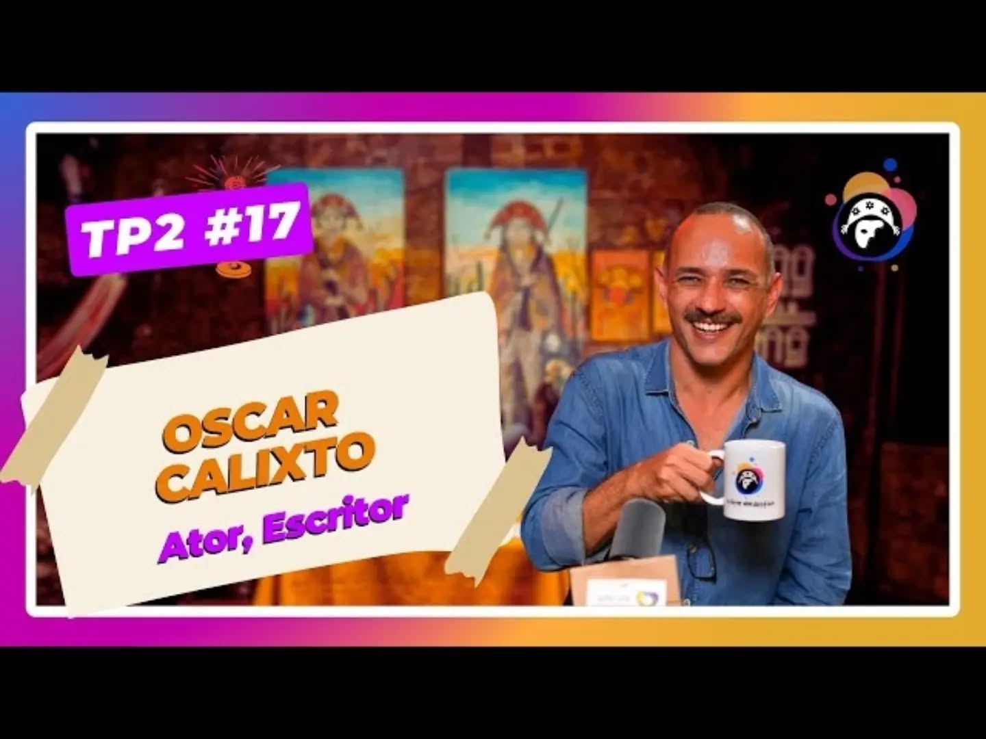 Eis que me fazem chorar em plena segunda-feira, rapaz!? Não podia ser no sábado? 🤷♂️😂 Tô brincando!
É impressionante, mas desde que dei essa entrevista eu nunca mais parei de receber esporádicas mensagens tanto sobre Limítrofe quanto sobre a minha história de vida - que eu juro que daria tudo para que tivesse sido um pouco mais sobre "sombra e água de côco".
Acho engraçado como a coisa às vezes dá um tempo e, de repente, do neida, aparece uma mensagem linda de um ou outro comentando esse bate-papo por e-mail, inbox, numa rede, em outra - isso nunca aconteceu em nenhuma entrevista que dei na vida!
Eu nem sei o que dizer... "Só sei que foi assim..." 🤷♂️
Obrigado por tanto carinho. Às vezes vocês me emocionam demais com tantas coisas lindas que me enviam! Eu leio tudo e acho que essa foi, de longe, a entrevista mais expressiva que dei na vida. 🙏🌹✨️
Hoje recebi uma mensagem aqui que me pegou num momento meio desprevenido, meio que "na curva do vento", aí não deu muito pra segurar não. 😭
Obrigado, gente! Eu realmente não sei o que dizer. Eu sou sempre muito grato a tudo e sou o que sou aonde quer que eu vá.
Fui aí nesse podcast maravilhoso chamado @oatornordestino com a @eujoelmadeoliveira e parece que volta e meia encontram essa entrevista e encaminham para um e outro, aí eis que alguém resolve me escrever para compartilhar coisas lindas sobre pai, mãe, filho, filha...
Que bom que contando um pouco do que vivi eu tenha conseguido ajudar a alguém em algum lugar de alguma forma. Isso meio que justifica o que vim fazer nesse mundo como ser humano ou como artista.
Hoje foi punk. Chorei um bocadinho com uma história que li e me tocou profundamente. Se for para ajudar a outros, a entrevista está aí incorporada no meu arquivo pessoal:
🌎 Link na Bio 👉 Ao Vivo
Obrigado pelo carinho de sempre! A real é que fui acolhido muitas vezes nessa vida e, como digo sempre, a gente não faz nada sozinho! Tudo em mim trafega num lugar de uma imensa gratidão à vida e a quem me cercou em cada momento dessa longa caminhada.
Tudo vem das pessoas que encontrei nessa estrada.
Grato a tudo e a todos sempre!