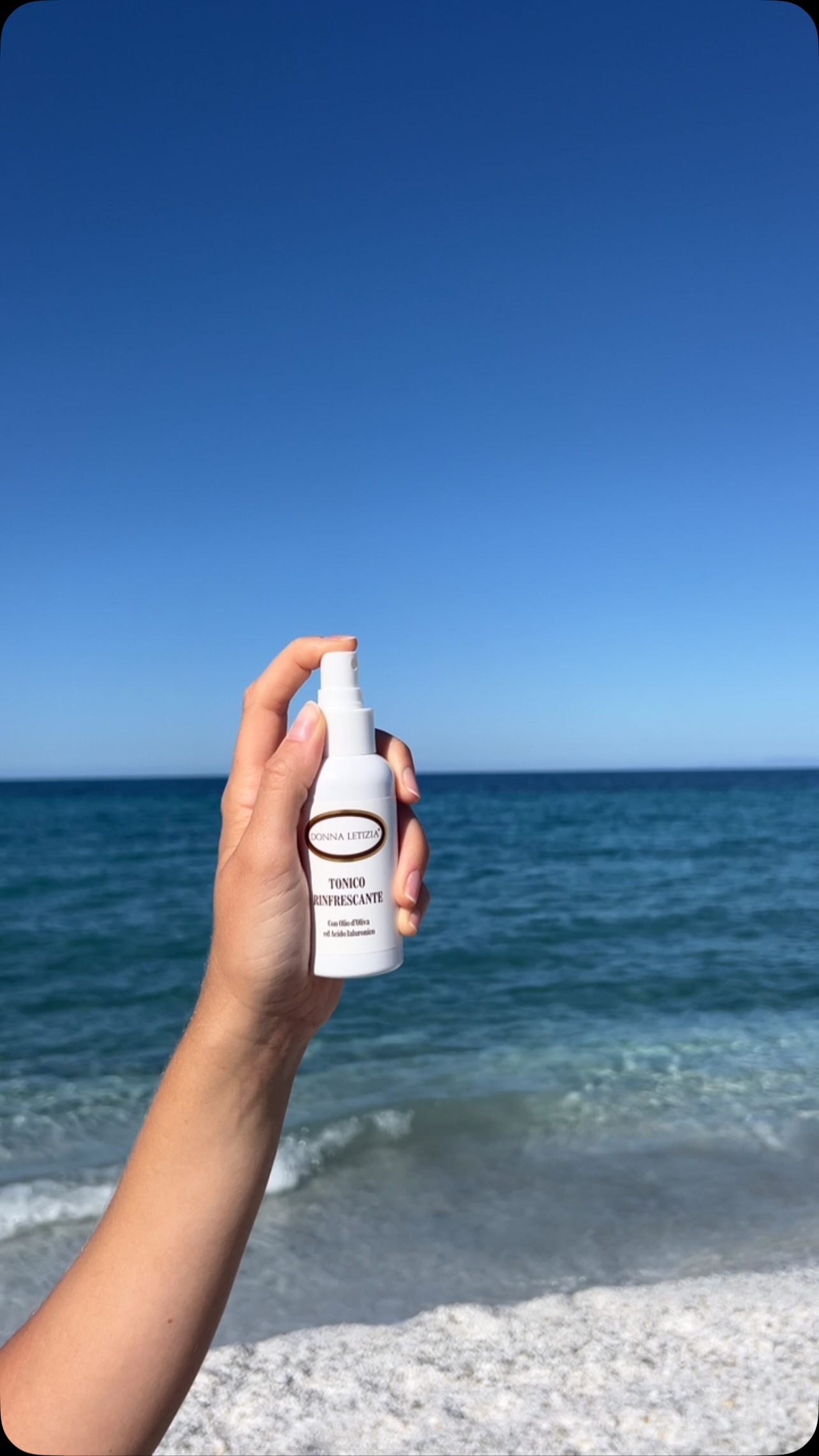 Con questo caldo, il nostro essenziale? 💦
Il Tonico Rinfrescante Donna Letizia: una nebulizzazione ogni volta che vuoi per regalare alla pelle freschezza, idratazione e morbidezza.
Con acido ialuronico, acqua di fiori d’arancio, bisabololo e vitamina E
Origine naturale 96,70% 🤍