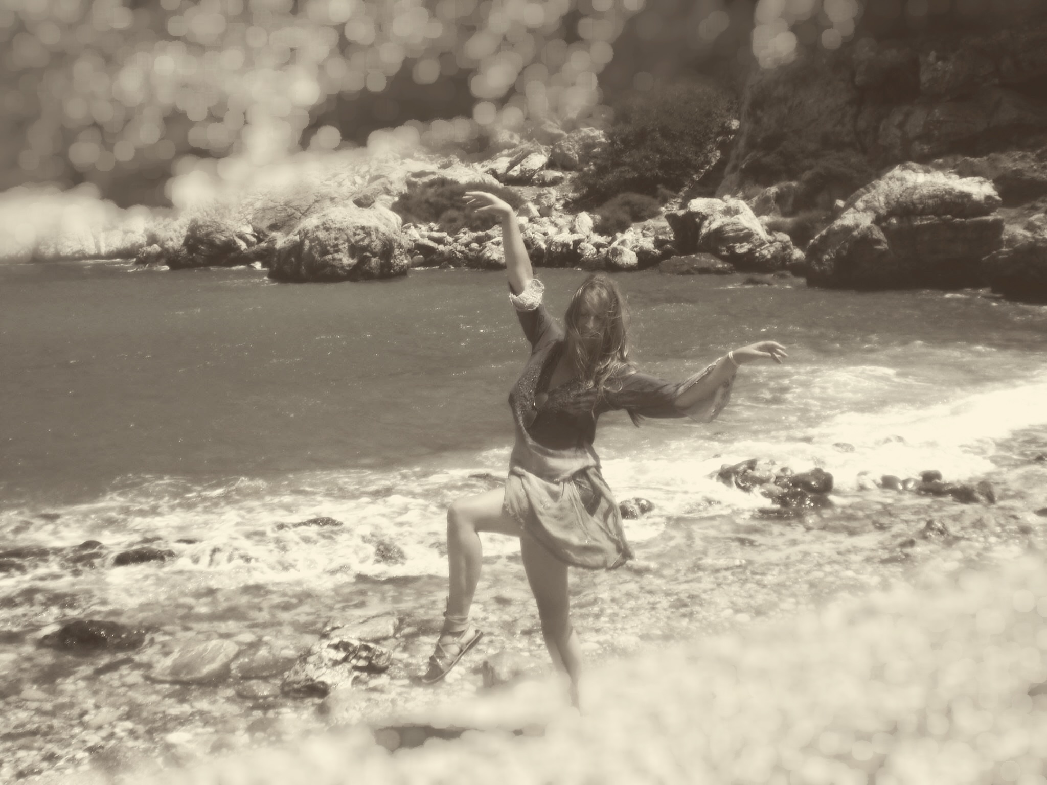 Summer, sea & the freedom to move. 🌊
In the spirit of Isadora Duncan.
#chorosophy #ancientgreekdance #danceclasses #dancelife