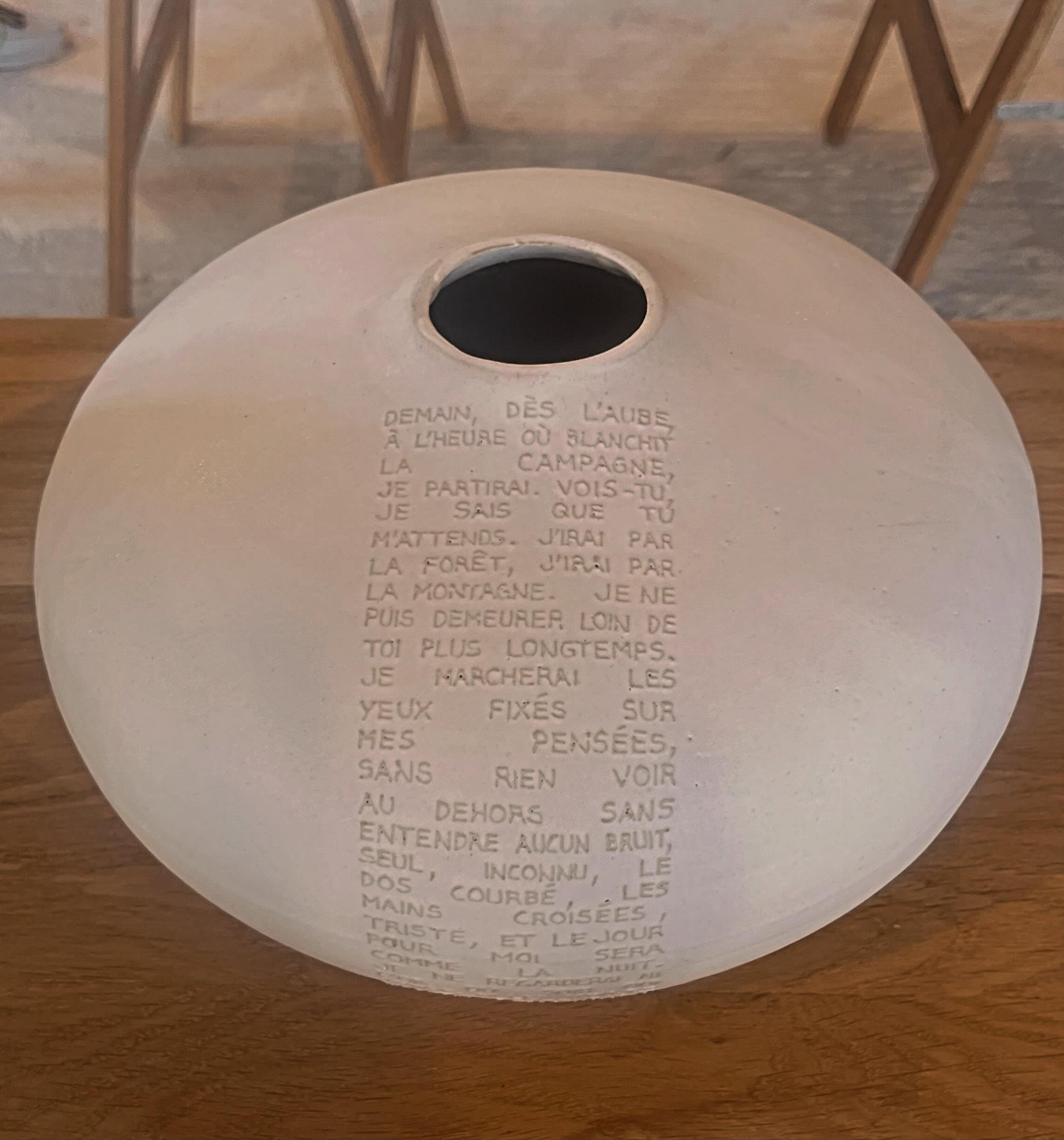 Zeramika 2026 à Sare. À visiter absolument 😊
Félicitations à Ombeline d’Arche pour cette 8ᵉ édition.
Mon coup de cœur pour ce vase de Marie Martin, sur lequel elle a inscrit patiemment l’un des plus beaux poèmes de Victor Hugo : « Demain, dès l’aube, à l’heure où blanchit la campagne ». Un travail très poétique pour moi réceptacle de souvenirs.
@mariemartinceramics
Une surprise aussi en découvrant une coupe vintage de la sculptrice argentine Alicia Penalba, figure majeure de l’abstraction dans les années 50 et installée à Paris, grande amie de mon grand-père, le peintre Jean Peyrissac dans les années 1960, avec lequel elle entretient une vaste correspondance que je possède dans les archives familiales.
Et beaucoup d’autres artistes : Hélène Morbu, Daniele Schlagenhauf …
virtuoses de ce médium qui m’intéresse beaucoup, d’autant que je constate que nombre de peintres de ma connaissance, avec lesquels je travaille, passent de plus en plus du pinceau au travail de la terre.
@ombeline.darche.compulsivart
@helenemorbu
#ceramique #zeramika #paysbasque #collectionstephaniepeyrissac
