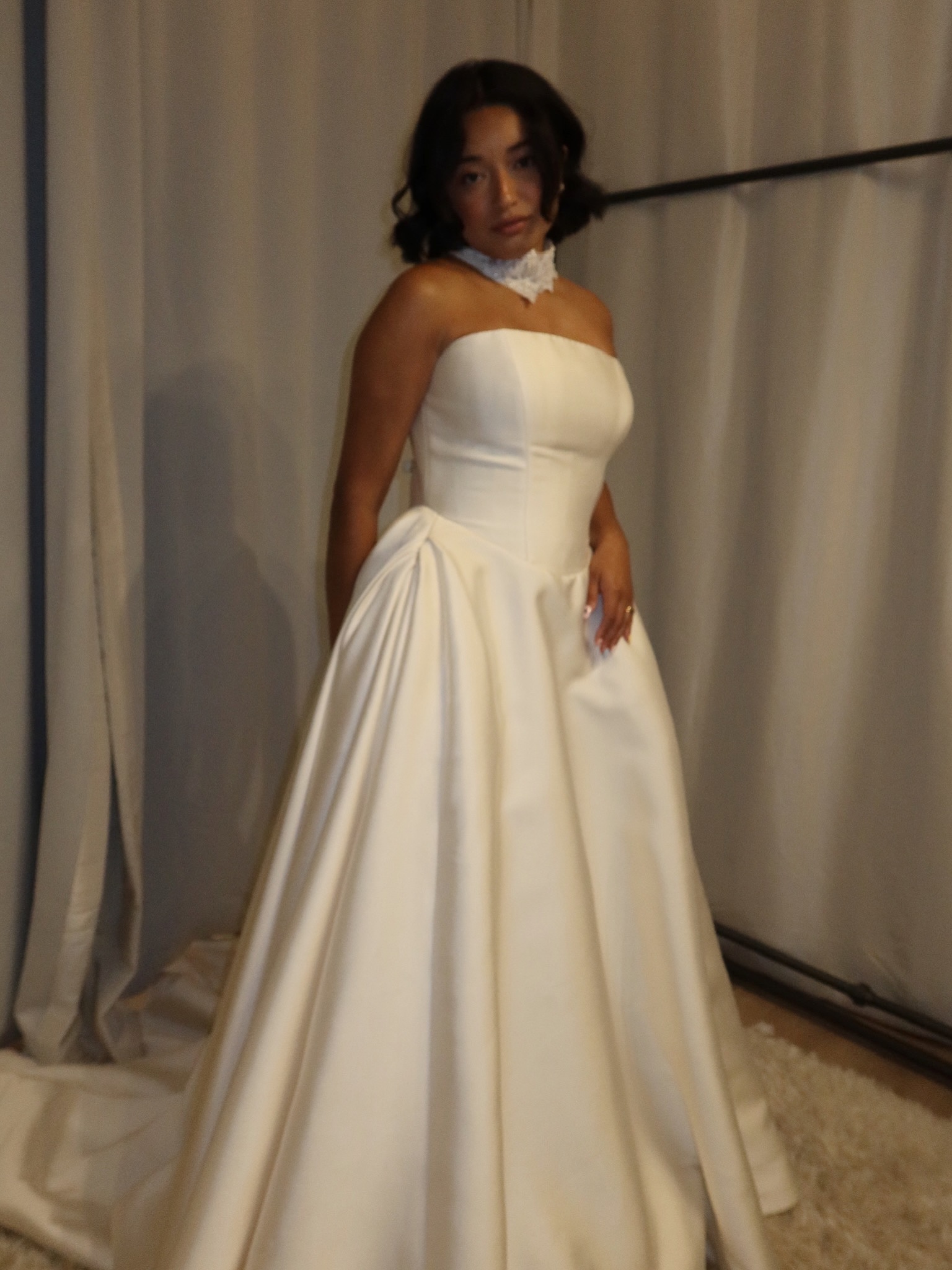When the fitting room turns into a photoshoot @luxbylily 💫 featuring hip tulip crafted with architectural pleats, a Victorian lace choker, and the unforgettable Thessara wedding dress by @millanova
/
maryland bridal shop, maryland wedding makeup artist, baltimore bride, bridal gown, wedding dress inspiration