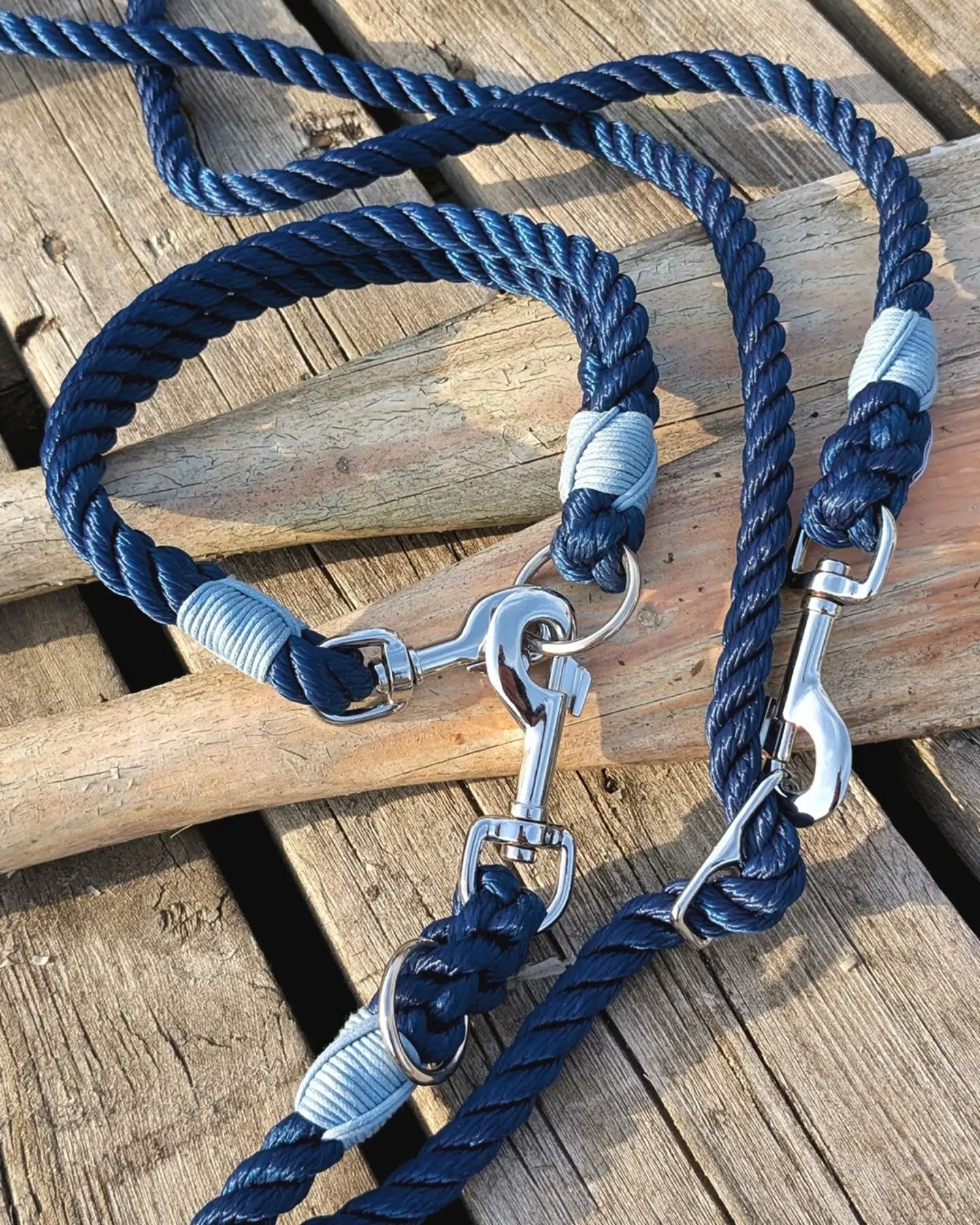 Noch immer unser ✨Bestseller-Set✨
Eine stufenlos verstellbare Umhängeleine mit Slider und dazu ein robustes, doppelt gelegtes Halsband 👍🏻
Hier in der starken Version aus 12 mm Tau mit großen Karabinern – ideal für Hunde ab 25 kg 🐕
Handgefertigt in unserer Rostocker Manufaktur ⚓
#hundeleine #starkehunde #tauleinedesign #tauleinenmanufaktur #allesaustau