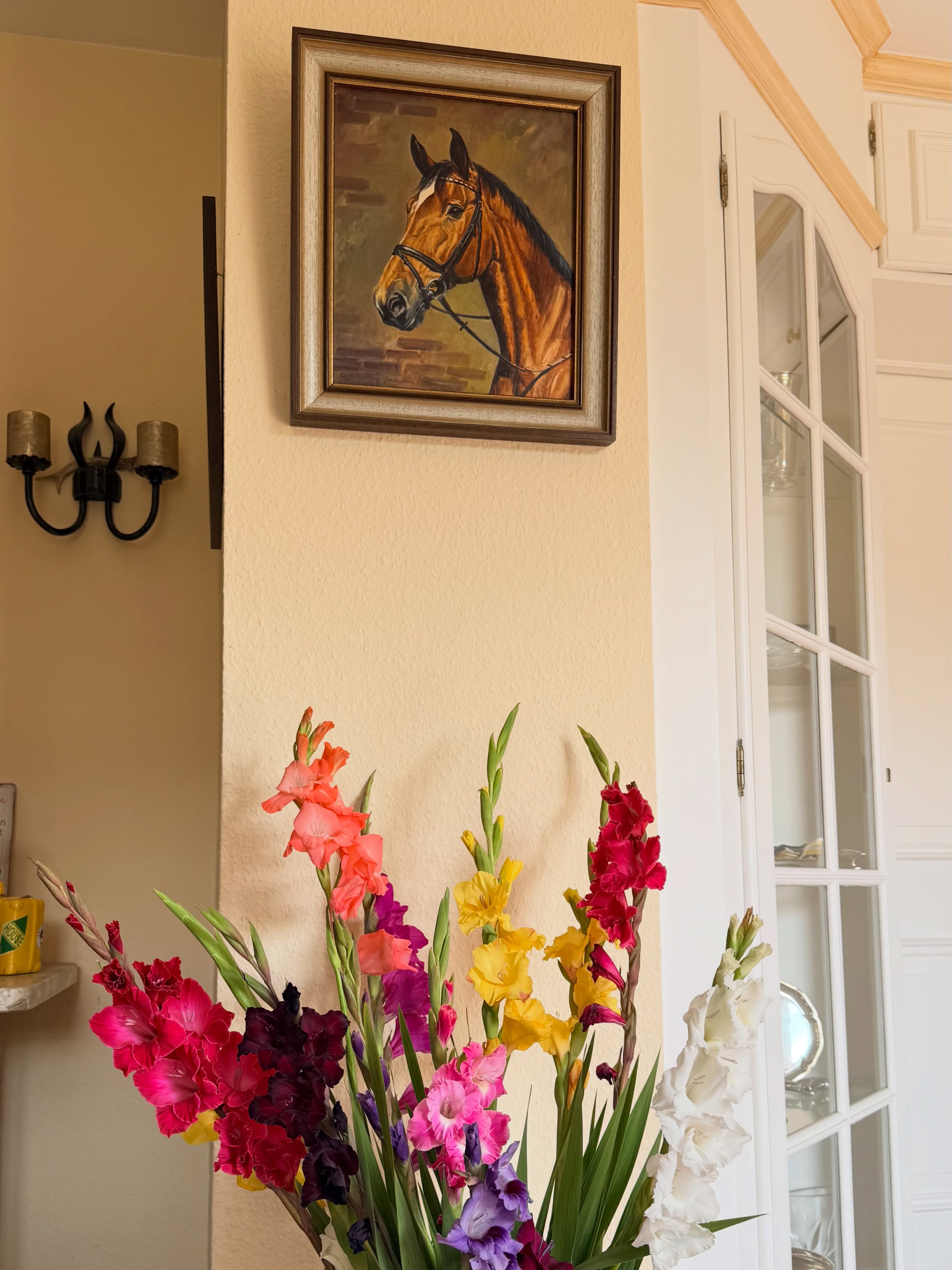 Pferde sind so viel mehr als unsere Sportpartner. Sie tragen unsere Träume, schreiben mit uns Geschichten – und geben uns die Flügel, die wir selbst nicht haben. 🕊️🐴
Auf diesem Ölbild seht ihr Livius, das Erfolgs- und Olympiapferd meines Opas Peter Luther. ❤️
Ein Pferd, das nicht nur sportlich Geschichte geschrieben hat, sondern für immer ein ganz besonderer Teil unserer Familiengeschichte bleiben wird.
Umso schöner, diese Erinnerung auf eine so besondere Art festgehalten zu haben. 🎨