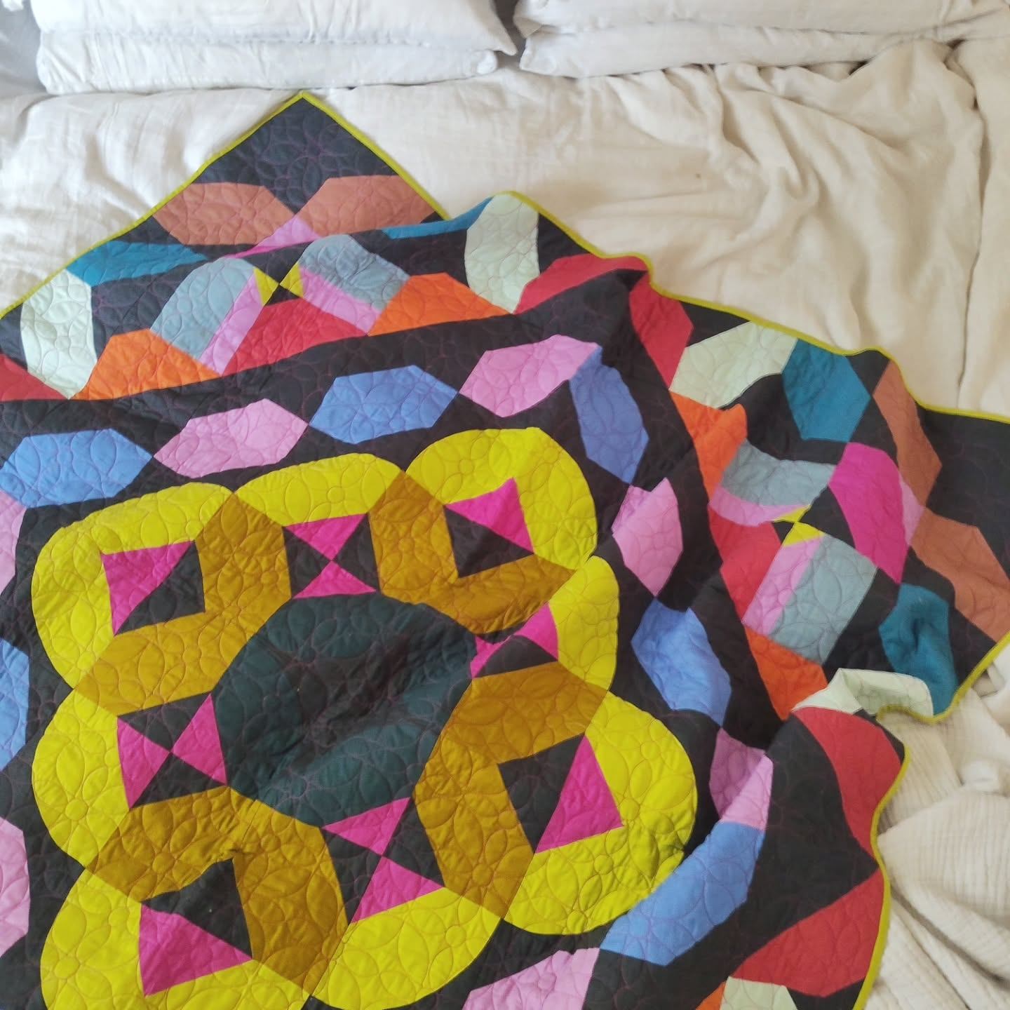 Curb Appeal was such a fun pattern to design!
It's available for โจfreeโจ in the @themqg Resource Library for all members!
Fabrics are all @windhamfabrics Ruby+Bee Solids
Quilting is by @dizzlepopshop