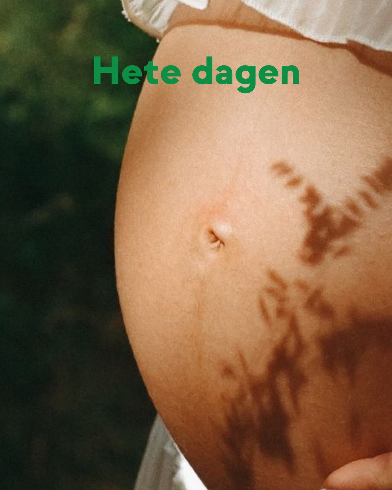 Zwanger & warm weer? 🥵🤰🏼
1. Drink genoeg, zet een fles water binnen handbereik
2. Zoek verkoeling, door bijvoorbeeld een lauwe douche, een voetenbadje of een koele doek kan heerlijk zijn
3. Luchtige kleding, ademende stoffen en comfortabele schoenen
4. Leg je benen omhoog, zeker bij vocht in enkels of voeten
5. Vermijd de heetste uren, die wandeling of boodschap wat later op de dag
6. Bovenal: Luister naar je lichaam ♥️