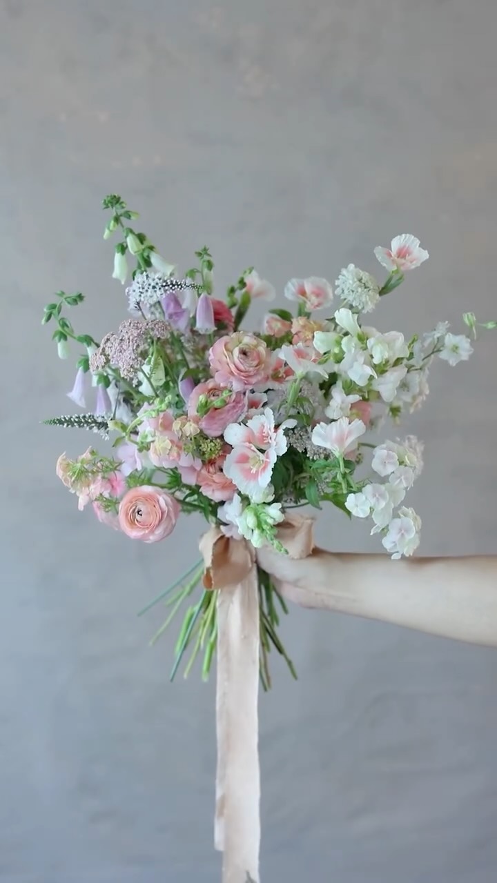I spotted these beautiful locally grown godetias at the flower market, and just had to pair them with smaller flowers to create a bouquet that feels light, soft, and airy 🤍
Flowers: @connecticutflowercollective
Flower Tool:
StemSlider Bouquet System (Rose gold with Clear Frogs)
.
.
.
.
#stemslider #stemsliderbouquet #bridalbouquets #weddingbouquets locallygrownflowers