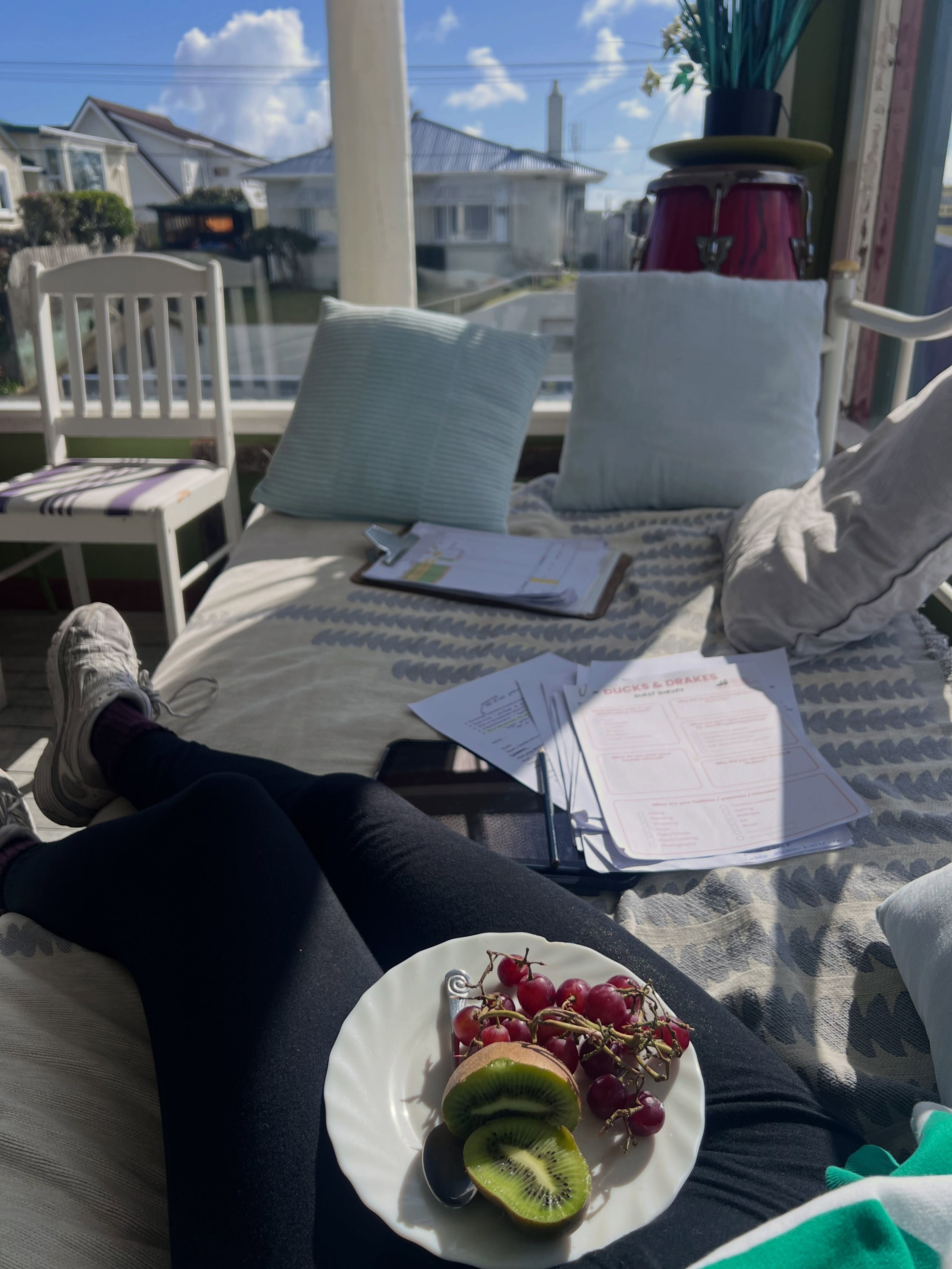Admin duties, fruit & sunshine ☀️
Happy Monday to everyone😊