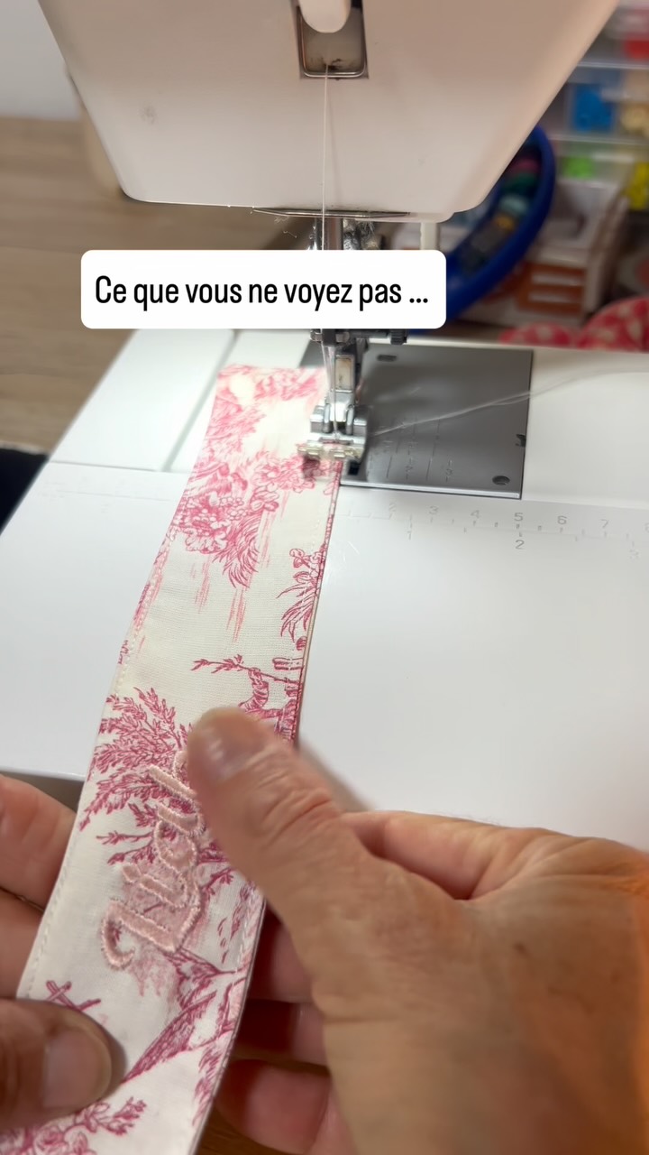 Un attache tétine personnalisé terminé peut avoir l’air simple.
C’est même souvent le piège….
Mais derrière, il y a des choix, des gestes, des essais, des ajustements, des finitions.
Et c’est précisément ça qui donne de la valeur à une création faite main ! 🖐️
Enregistrez ce Reel si vous voulez mieux comprendre le travail derrière mes créations personnalisées pour bébés.
.
.
.
#toiledejouy #surmesure #cadeaubebepersonnalise #cadeaunaissancepersonnalisé #provencealpescotedazur