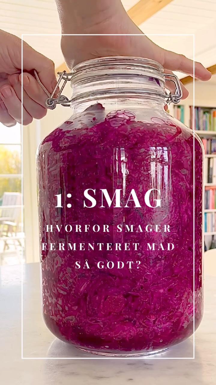 I en fermentering nedbryder, gærer og bearbejder mikroorganismer råvarerne, uden at vi som “kokke” gør særlig meget.
Der sker en masse biokemiske forandringer. Kulhydrater og fibre omdannes, syrer opstår, molekyler nedbrydes og der opstår et væld af smagsstoffer.
Fx kan mælk blive til ost, sød the til kombucha, kål til kraut eller kimchi osv.
Bakterier og andre mikroorganismer danner smagsstoffer, som vi ikke selv kan fremstille i køkkenet: Syre, dybde, kompleksitet og umami, der kan løfte et måltid til nye højder!
Fermentering handler altså ikke kun konservering.
Det er også udvikling af fantastisk smag gennem biokemi og mikrobiologi ✨🦠👩🍳
