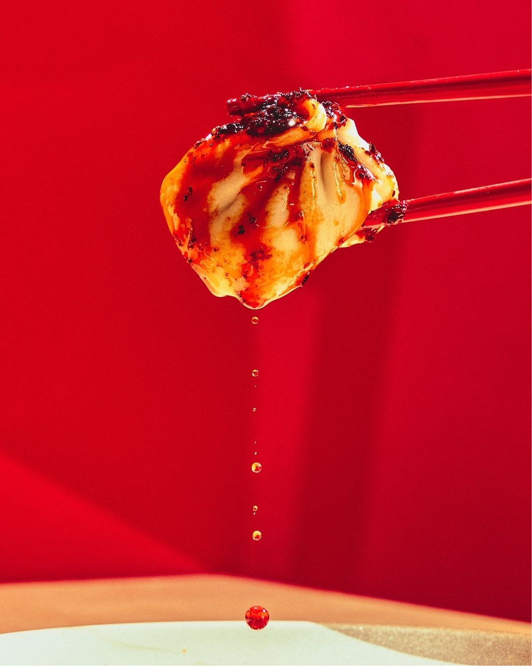 La sauce dit tout 🌶️🥟 Juteux, épicé et impossible à ignorer.
The drip says it all 🌶️🥟 Juicy, spicy, and impossible to scroll past.
#yummy #dumpling #foodcraving #mtlfoodblog #mtlfoodie