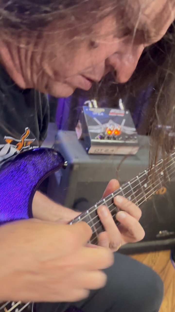 Edu Ardanuy - F22 Raptor 2.4 - Drive + efeitos .
#meteoro #music #guitar #viral #musico