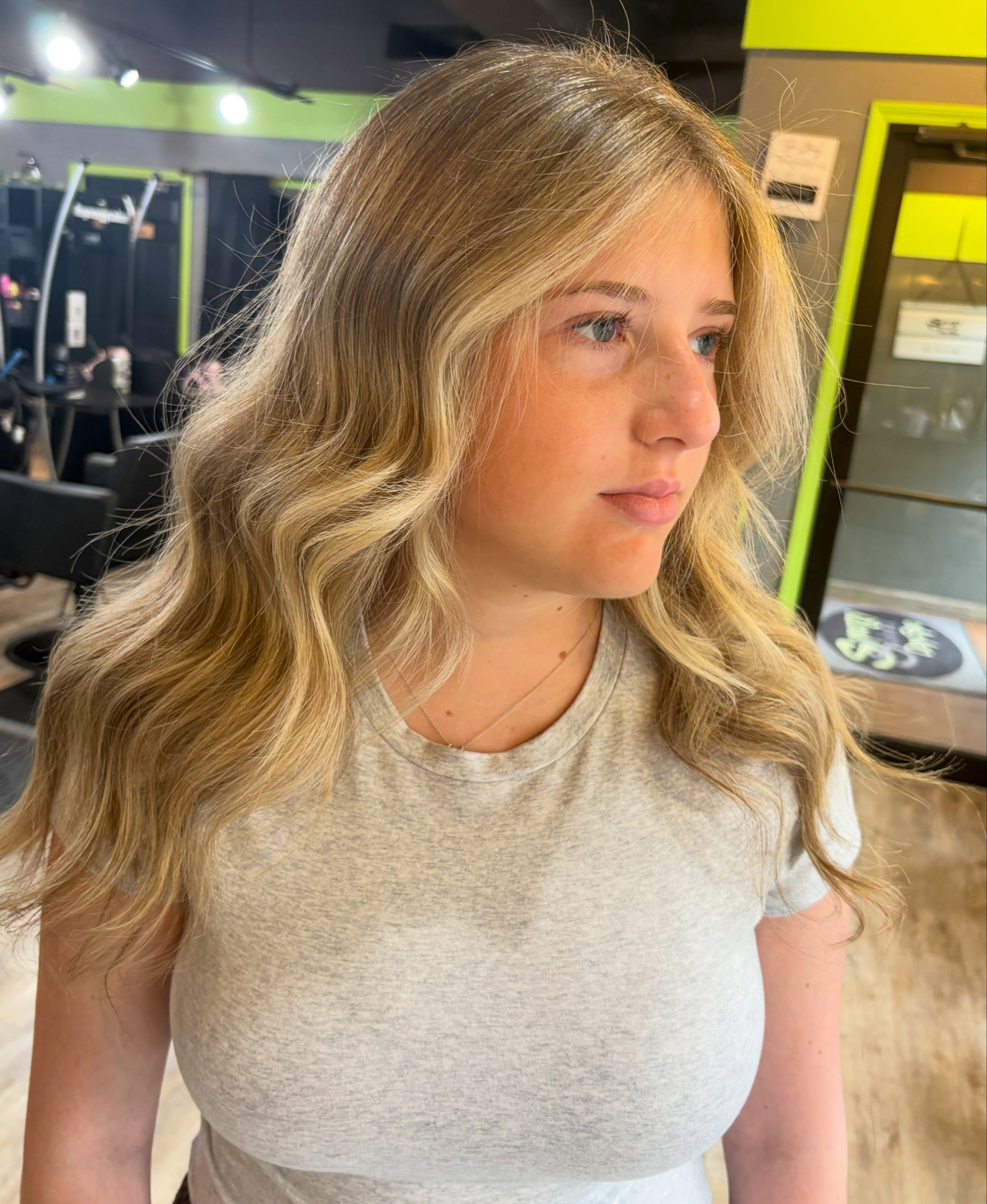 ✨Swipe to see quite the blonde refresh ✨
stylist || @hairbyxaves