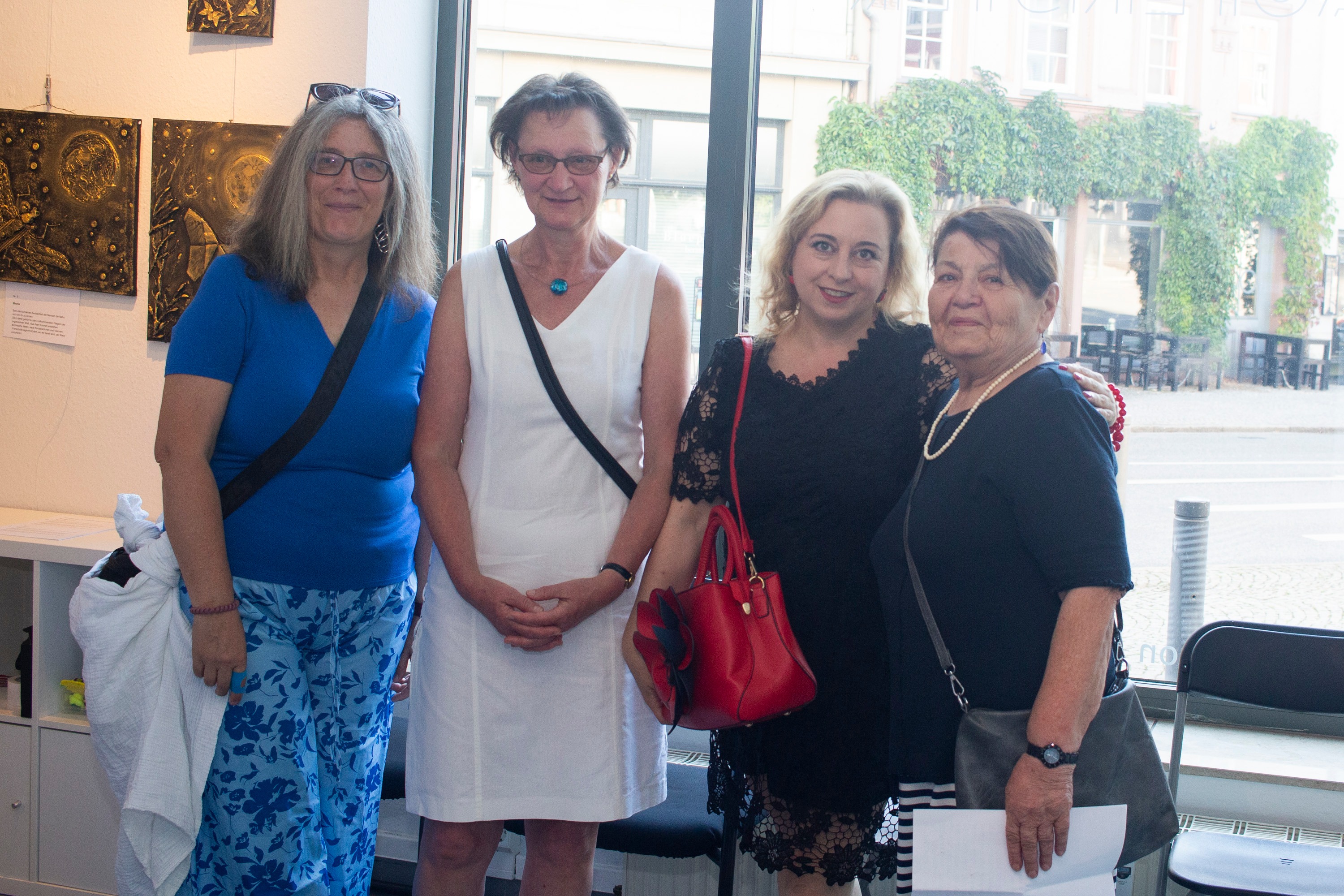 Vielen Dank an alle, die bei der Eröffnung unserer Ausstellung „Assemblage: Aus Kleinigkeiten des Lebens“ dabei waren! 💛
Aus Knöpfen, Schlüsseln, Schrauben und Fundstücken entstehen neue Bedeutungen – als visuelle Metaphern für Erinnerung, Identität, Hoffnung und Transformation. ✨
Ein besonderer Auftakt für die Reihe „Hofatelier bespielt das kulturSCHAUFENSTER“. 🔥