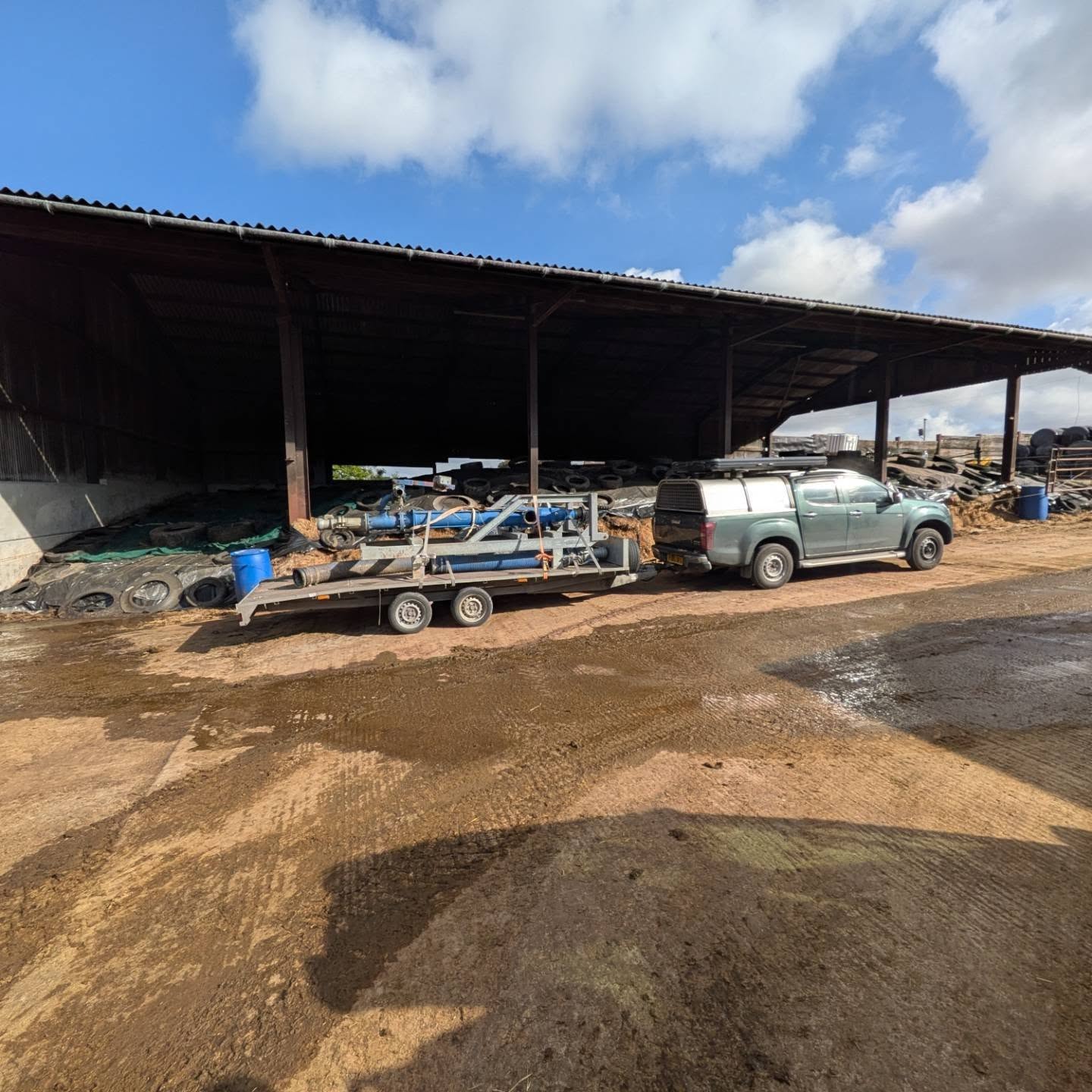Déjà vu? We promise it’s not a repost! 😜🚛
If this picture looks identical to the drop-off... that’s because it’s the exact same rig! Same PTO pump, same trailer, same pickup. But we aren't just recycling content—this is the triumphant return leg!
J A Nixon smashed through the job over in Mosterton and got the whole slurry pit completely emptied. Now we’ve grabbed the pump and are hauling it back to Sparkford.
Job done, pit is empty, happy customer, and we're back on the road. What more could you ask for? 🙌🌾
#AgriTransport #SlurrySpreading #Sparkford #FarmingHumor #JobDone