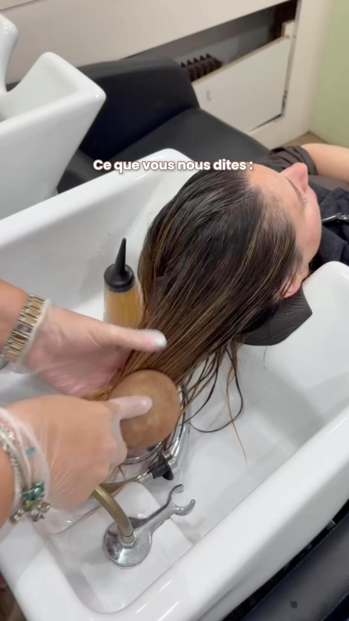 Vos cheveux vous parlent… et si c’était votre shampoing le coupable ?
Ce genre de phrase, on l’entend souvent en salon. Et le point de départ est généralement le même : un shampoing de grande surface, choisi sans vraiment savoir ce qu’il contient.
Les formules bio et végétales respectent votre fibre capillaire au lieu de l’agresser : cheveux plus forts, plus brillants, plus sains.
Envie d’y voir plus clair ? On vous conseille en salon sur LE shampoing adapté à vos besoins.
RDV via le lien en bio 🌿