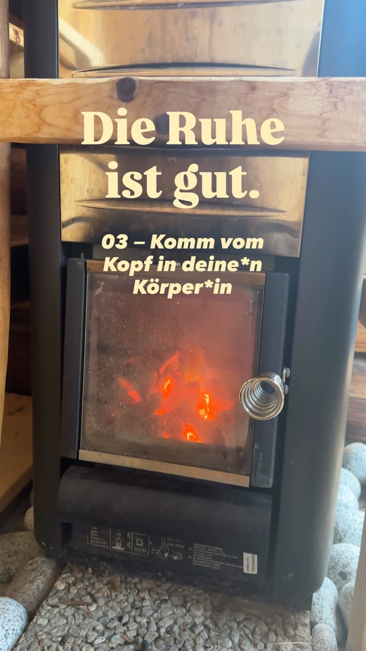 {Die Ruhe ist gut.} 03 - Komm vom Kopf in deine*n Körper*in!
Ich bin viel im Kopf. Selbst in meiner kreativen Arbeit bin ich viel im Kopf. Auch im Gebet bin ich viel im Kopf.
Manchmal spüre ich richtig, wie sich alle Energie „oben“ sammelt und mir das zur Last wird. Dann ist auch saftige Ruhe kaum möglich.
Deshalb ist es wichtig, körperliche Praktiken in den Alltag einzubauen.
Beim Saunieren hab ich quasi gar keine Chance mehr auf Denken 😅 Meine Körperin wird zum Schwitzen gezwungen, mein Fokus liegt auf meiner Atmung.
Irgendwann kann das sogar sehr anstrengend sein, was den Sympathikus aktiviert. Umso mehr fühle ich danach bei der Abkühlung die körperliche Erleichterung und mein Parasympathikus freut sich.
✨ Hast du auch eine körperliche Praxis, die deine Energie aus dem Kopf freisetzt?
❤️ Mehr zur Ruhe entdeckst du in unserer Bible Study „Die Ruhe ist gut“.
#dieruheistgut