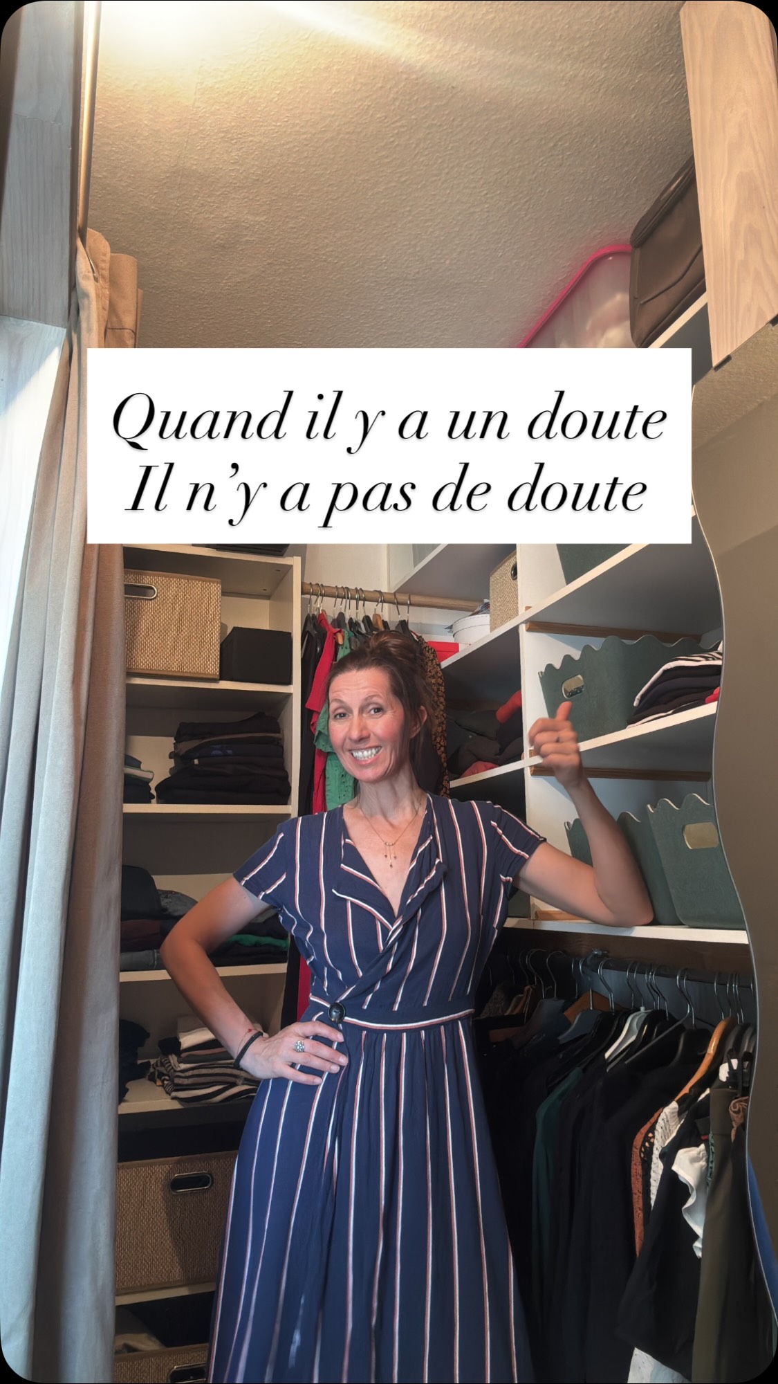 « Quand il y a un doute… il n’y a pas de doute. » 😏
Vous connaissez ce moment devant votre dressing :
👗 « Oui mais… peut-être que je le remettrai… »
👖 « Si jamais je reperds 5 kilos… »
👚 « Il est encore bien quand même… »
😬 « Et si je regrette de l’avoir donné ? »
En réalité, bien souvent, vous connaissez déjà la réponse.
Ce vêtement ne vous va plus.
Vous ne vous sentez plus bien dedans.
Il ne correspond plus à votre vie.
Il est abimé
Et surtout… vous ne le portez plus depuis des lustres.
Alors pourquoi est-ce si difficile de s’en séparer ?
👉 Peur de manquer.
👉 Peur de regretter.
👉 Attachement au passé.
👉 Le fameux « ça peut toujours servir ».
Mais parfois, le simple fait de devoir autant réfléchir est déjà une réponse.
✨ Quand vous aimez vraiment un vêtement et que vous le portez, vous n’avez pas besoin de vous convaincre de le garder.
Alors si vous êtes en plein tri de dressing : faites-vous confiance.
Et donnez une nouvelle vie à ce vêtement qui, chez vous, ne fait plus que prendre de la place. 😉
Et vous, c’est quoi votre phrase préférée pour justifier le « je garde au cas où » ?
Sandra home organiser passionnée ❤️
Toutes mes formules en bio
#HomeOrganizerLyon #TriDressing #RangementDressing #OrganisationMaison #TriVetement