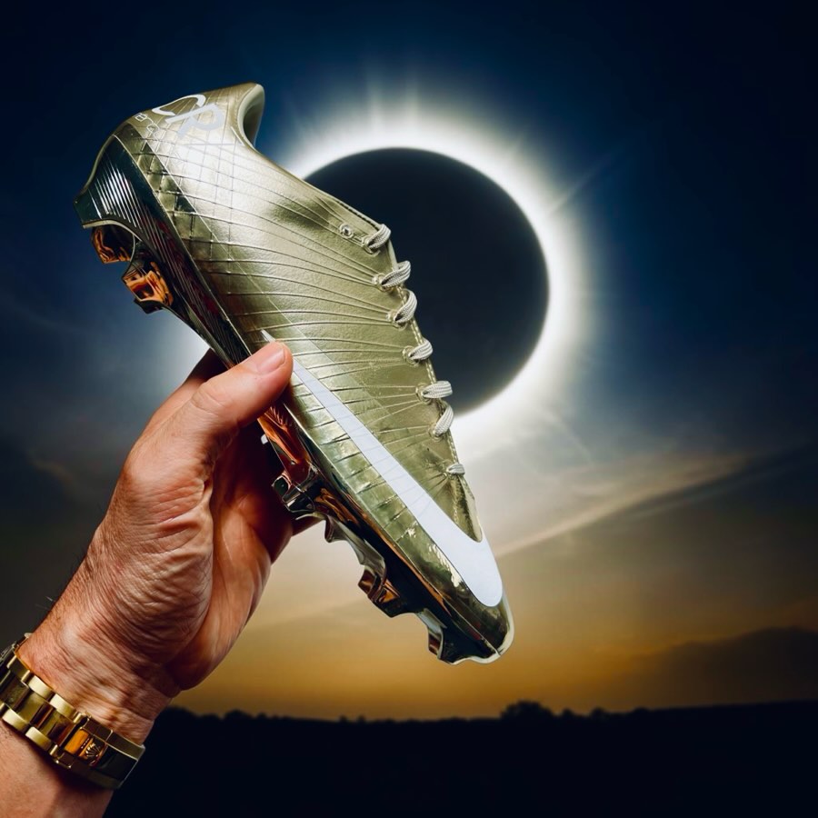Today, the sun is being eclipsed. 🌑
But some stars are impossible to hide.
CR7.
Gold, speed and one of the most recognisable names in football history.
The Nike Mercurial Superfly CR7 RGN SE Metallic Gold.
Some boots are made to be worn.
Some are made to be remembered.
Some things can never be eclipsed.
#CR7 #CristianoRonaldo #NikeMercurial #MercurialSuperfly #NikeFootball FootballBoots BootCollector RareBoots Bootsfinder