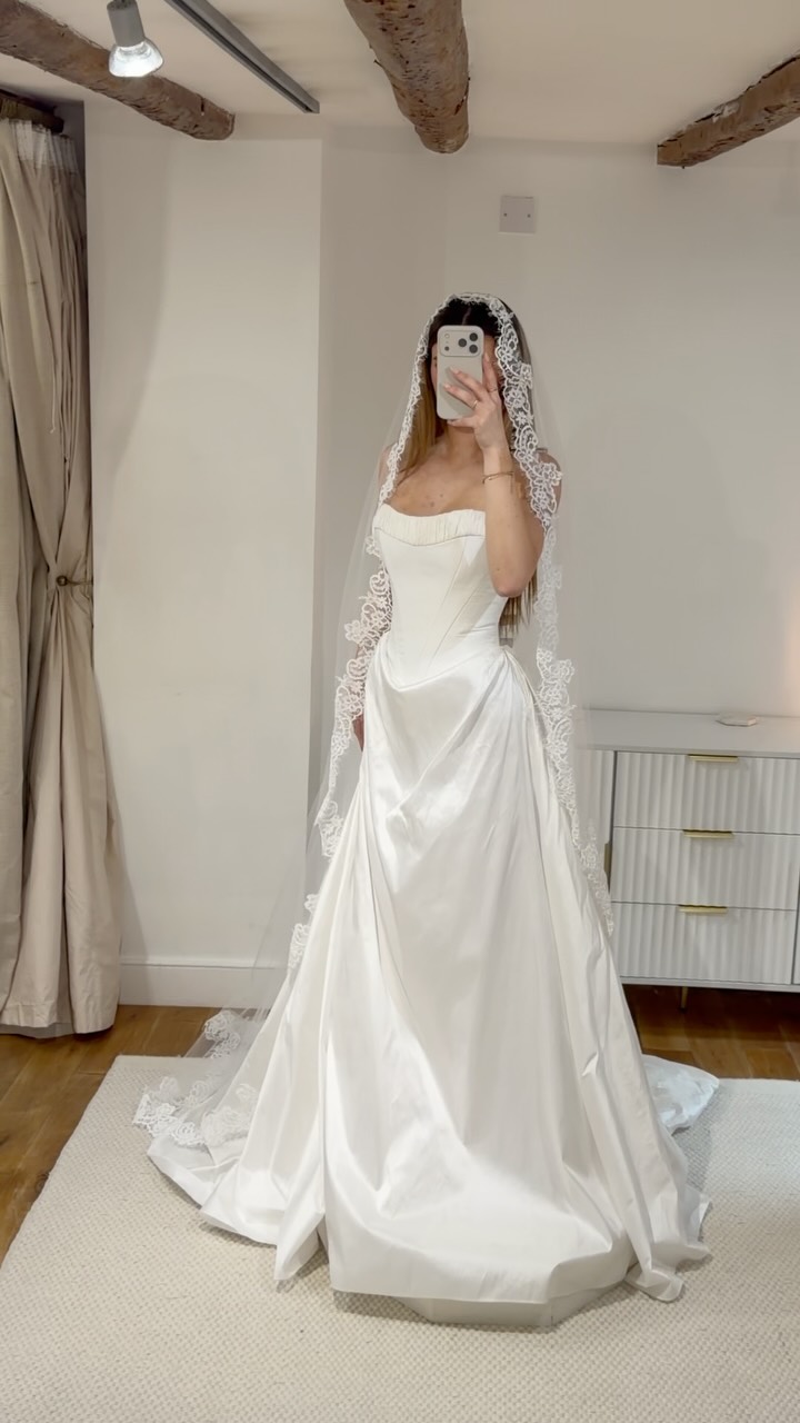 Final call for @moirahughescouture Trunk Show ~ In the studio until the 16th August
Discover the new collection defined by sculptural silhouettes and modern romance
Limited availability, book your fitting via our website